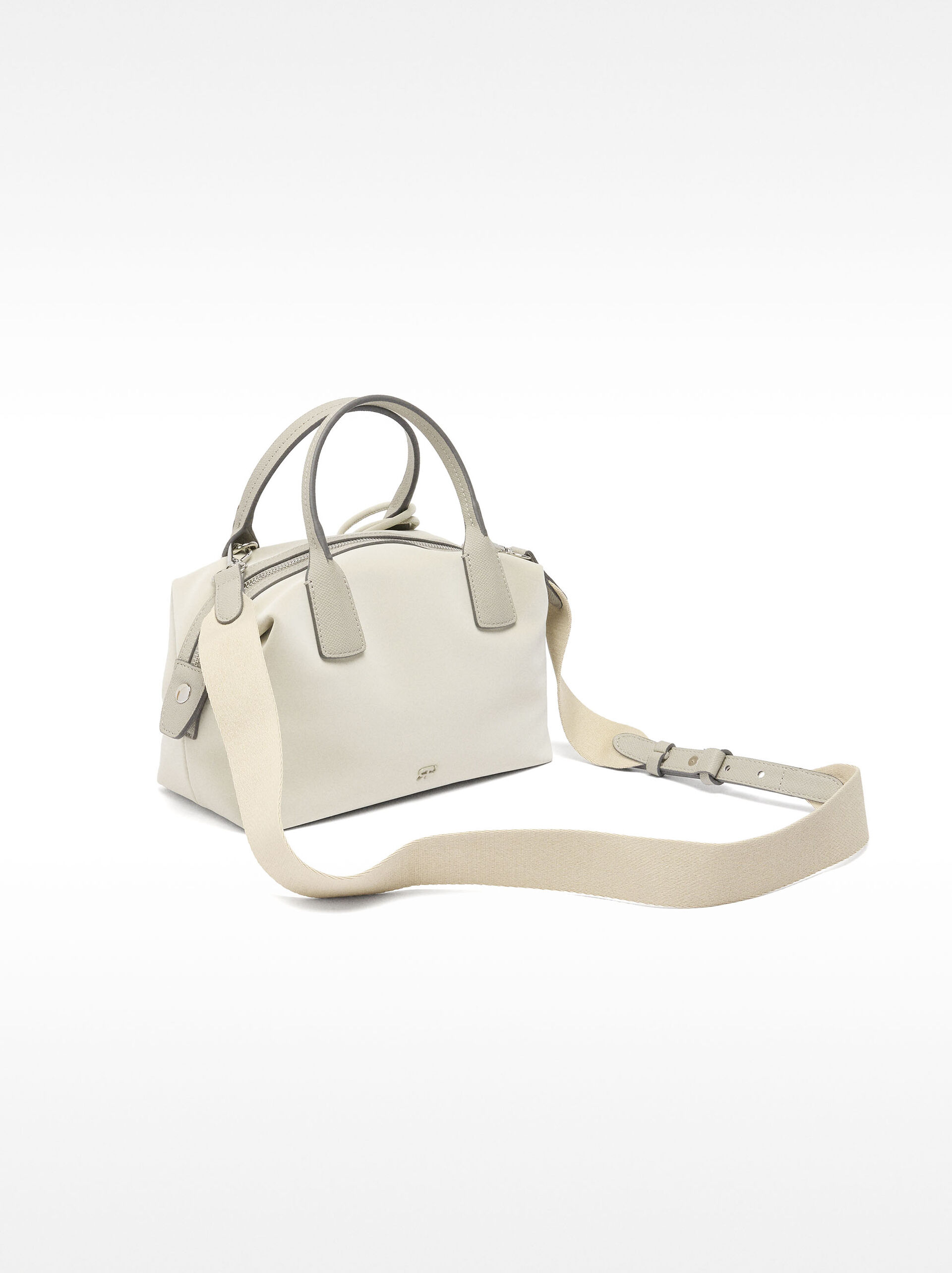 Velvet-textured tote bag with pendant image number 2.0
