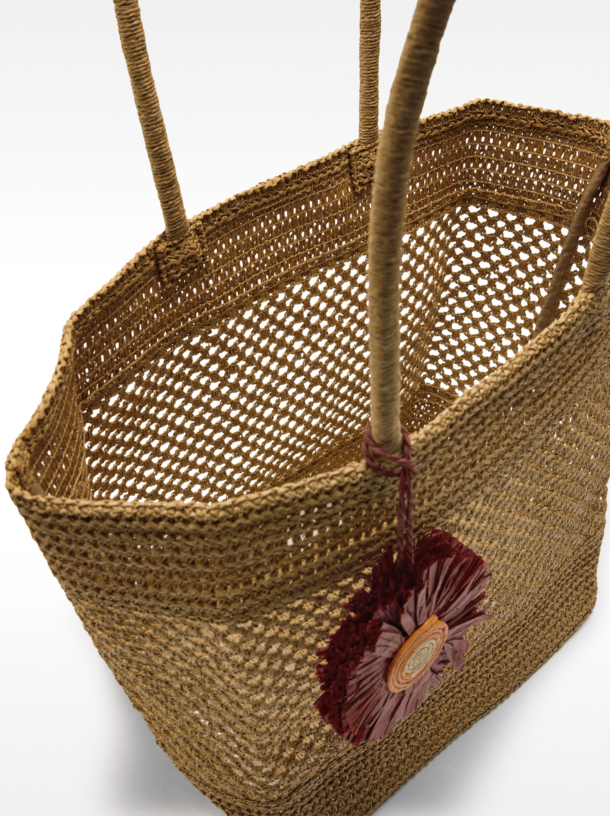 Bolso shopper de efecto rafia con colgante image number 3.0