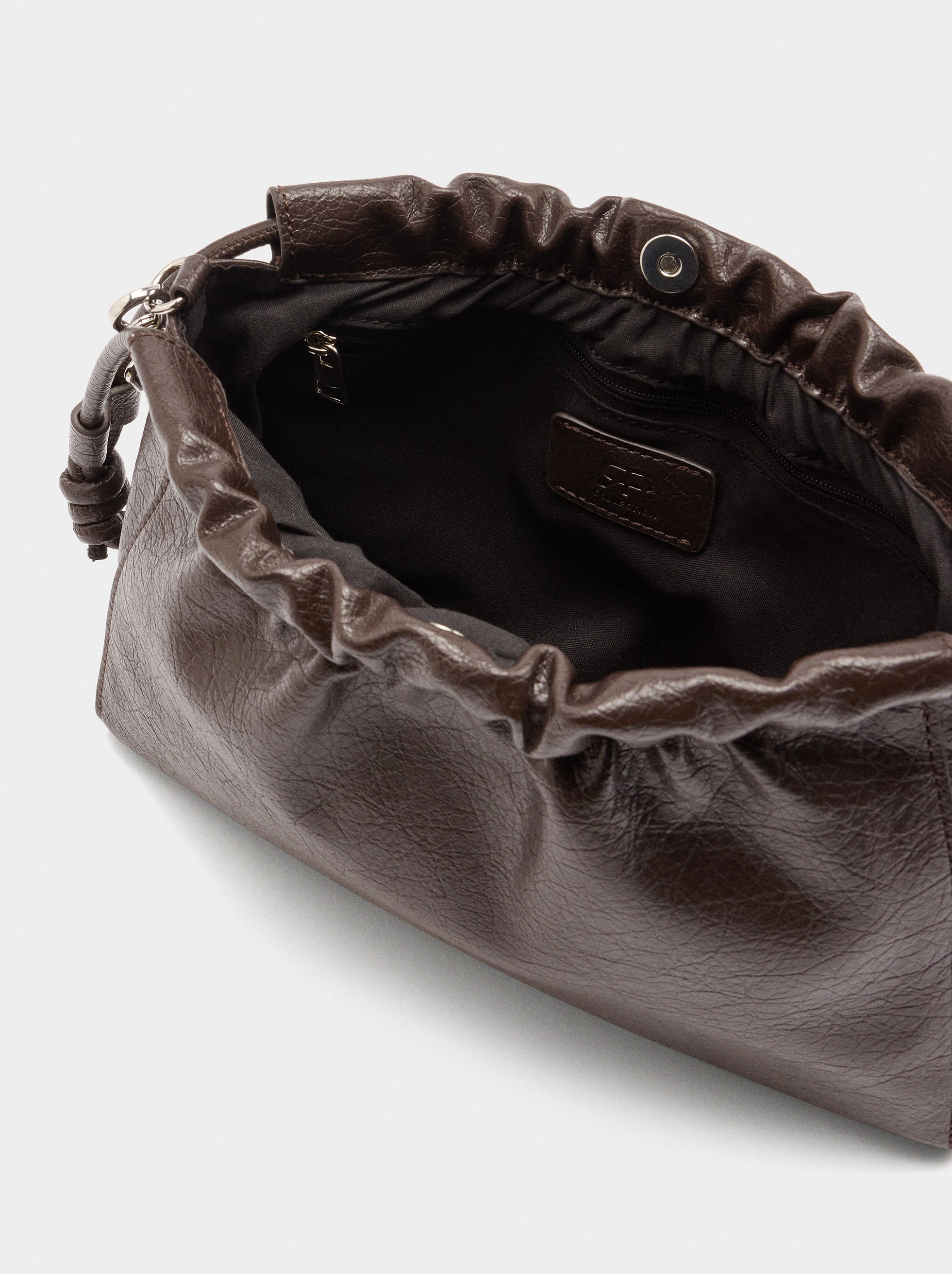 Bolso bandolera con fruncido image number 4.0