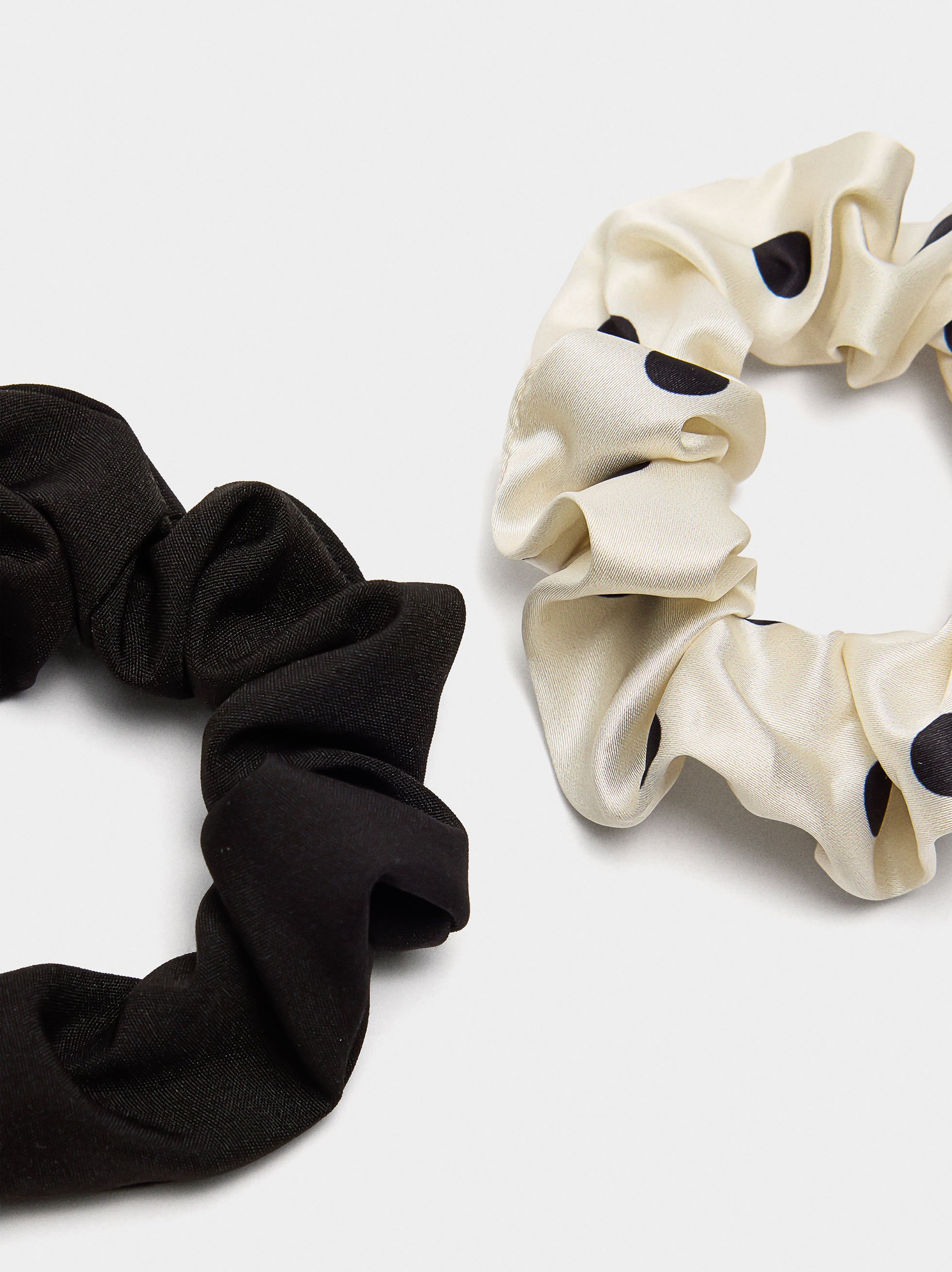 Set of scrunchie elastics with polka dots image number 1.0