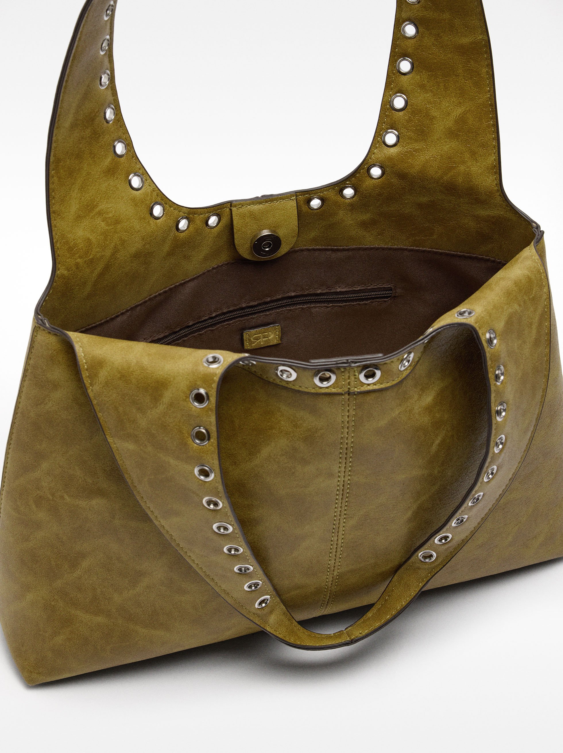 Borsa a spalla effetto craquelé con borchie image number 4.0