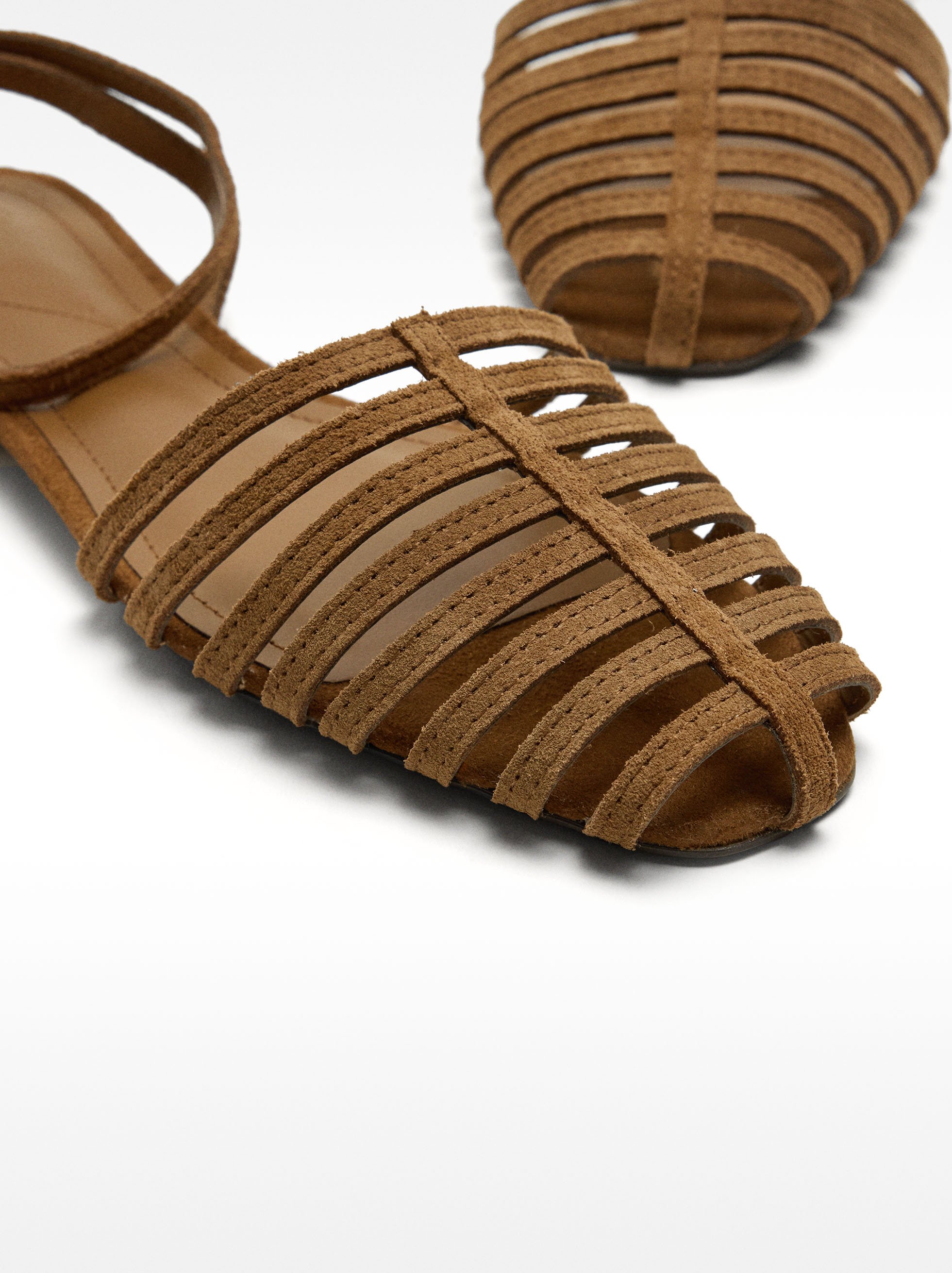 Flat leather sandals with straps image number 4.0