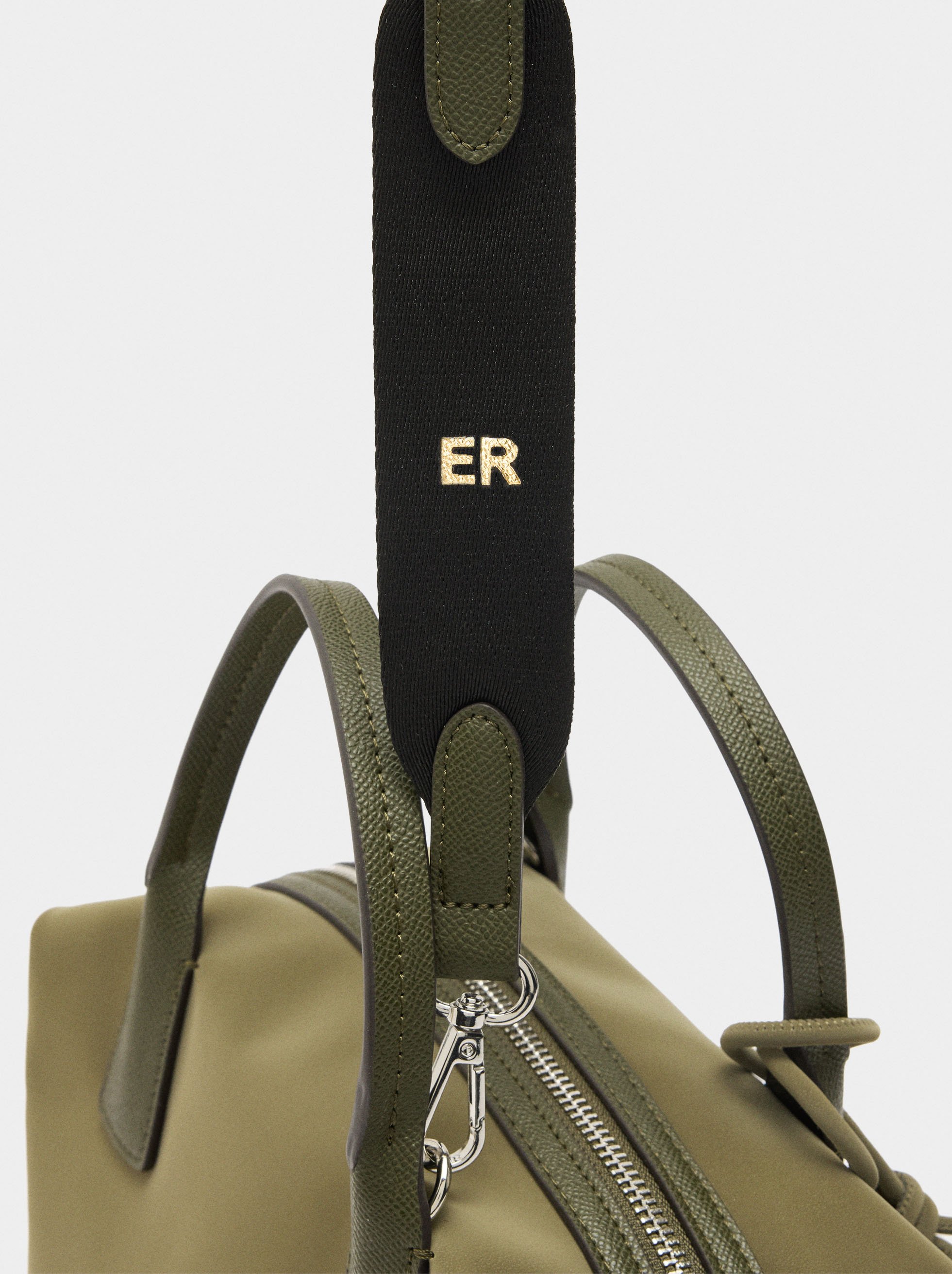 Tote-Tasche mit weicher Textur und Anhänger image number 1.0
