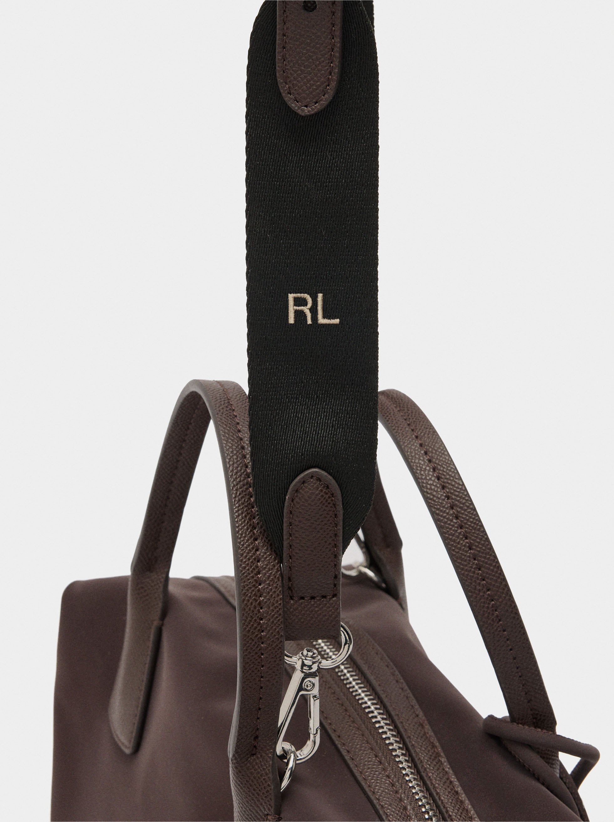 Bolso tote textura suave con colgante image number 1.0