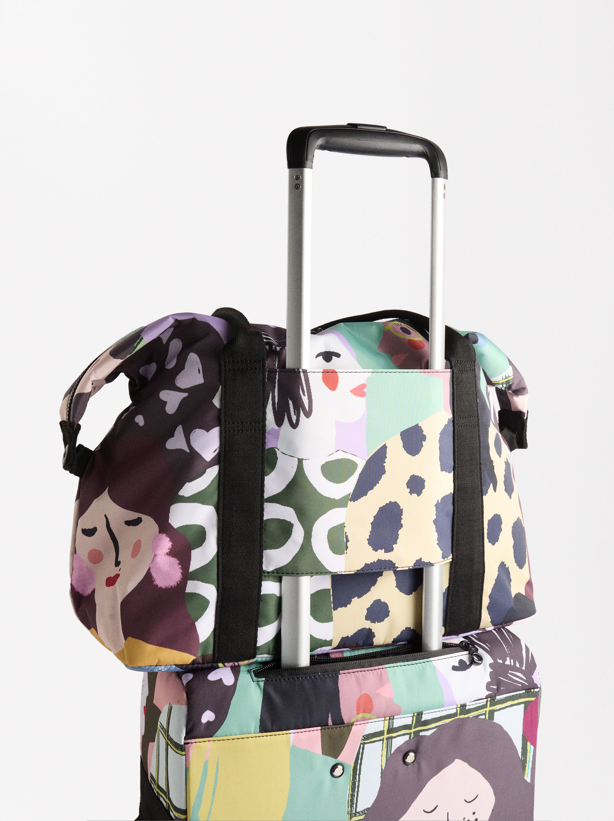 Bolso de viaje de nylon estampado image number 3.0