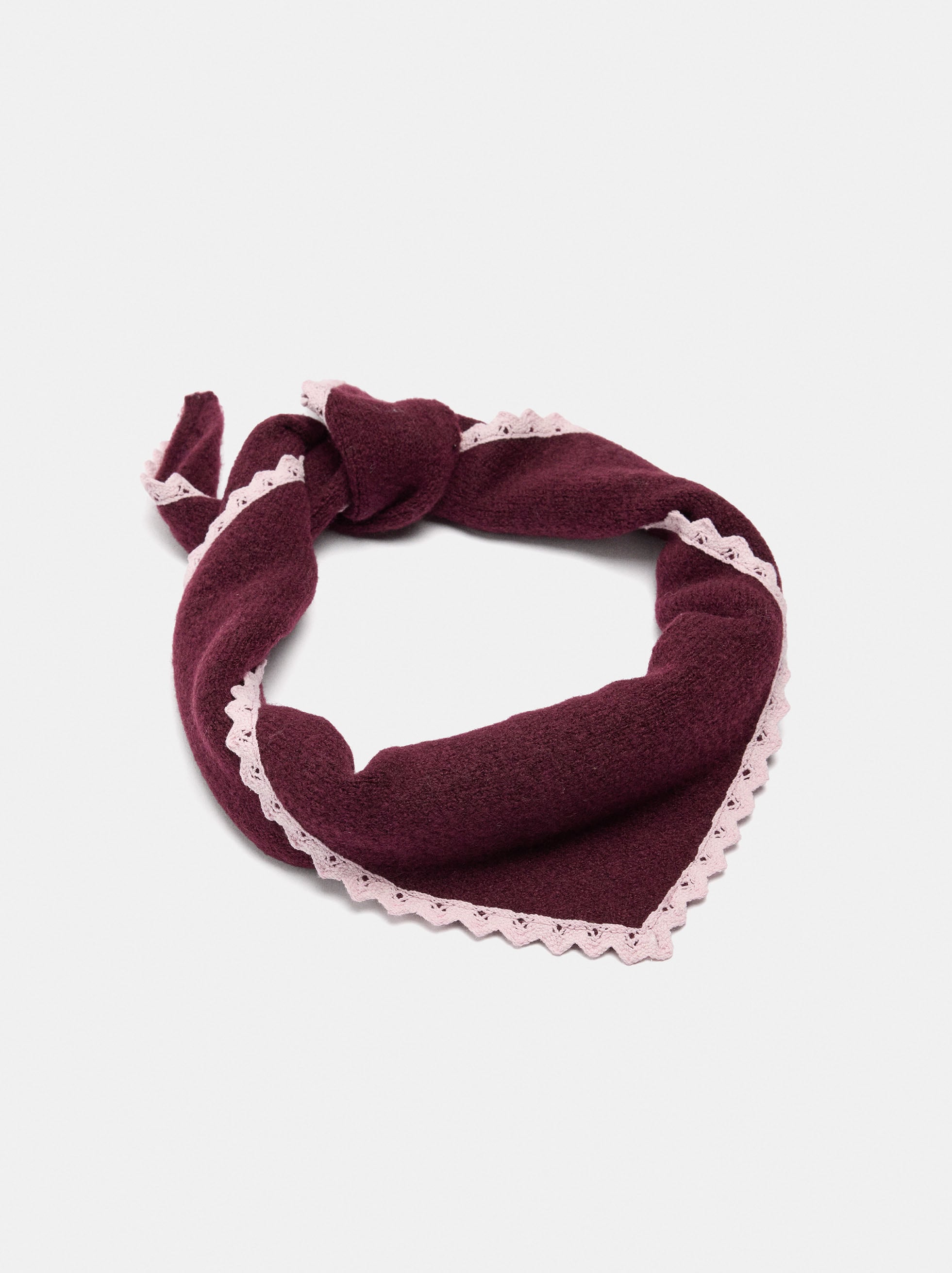 Foulard triangulaire avec bords en dentelle image number 2.0