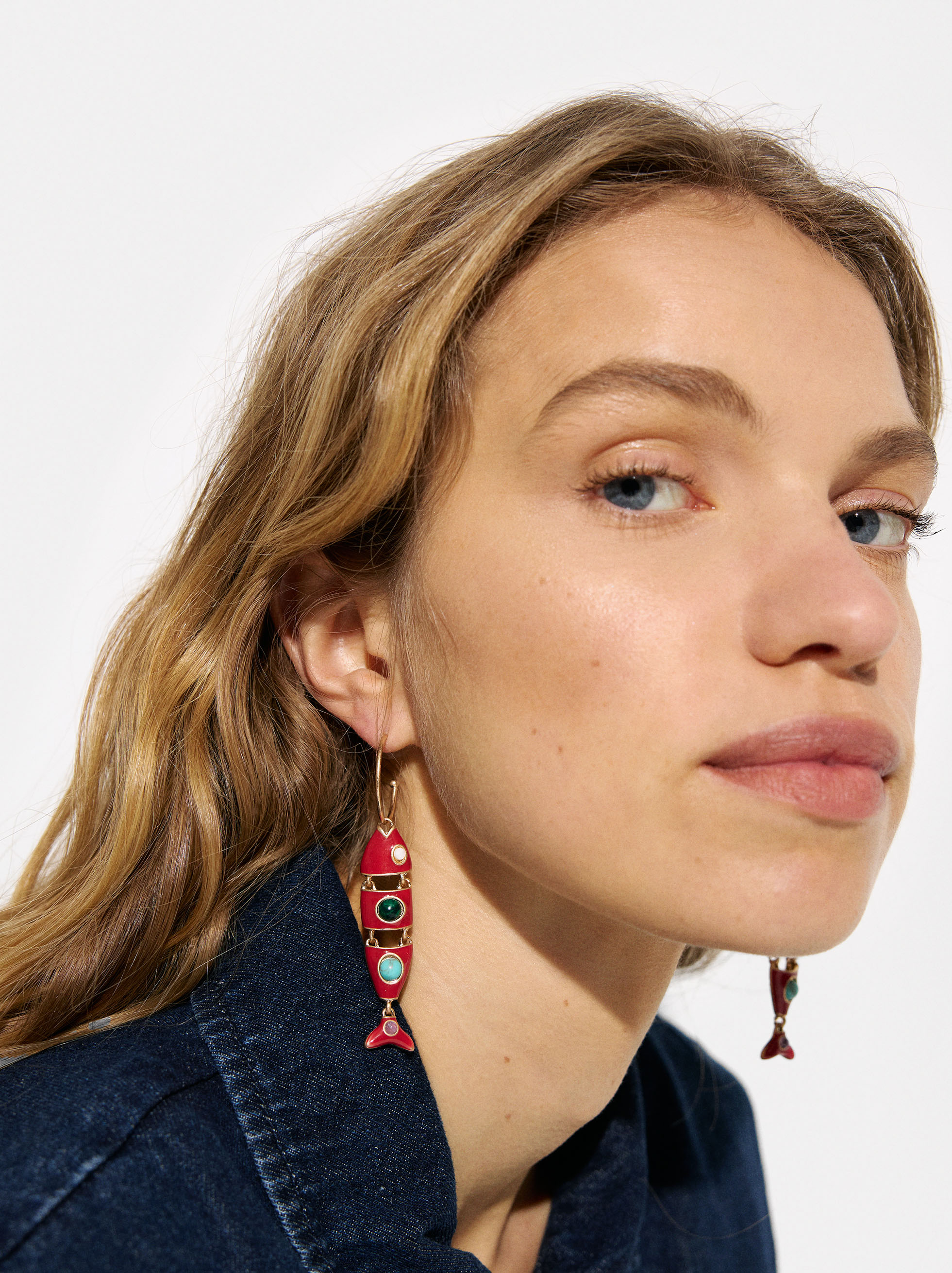 Open hoop earrings with stones and fish