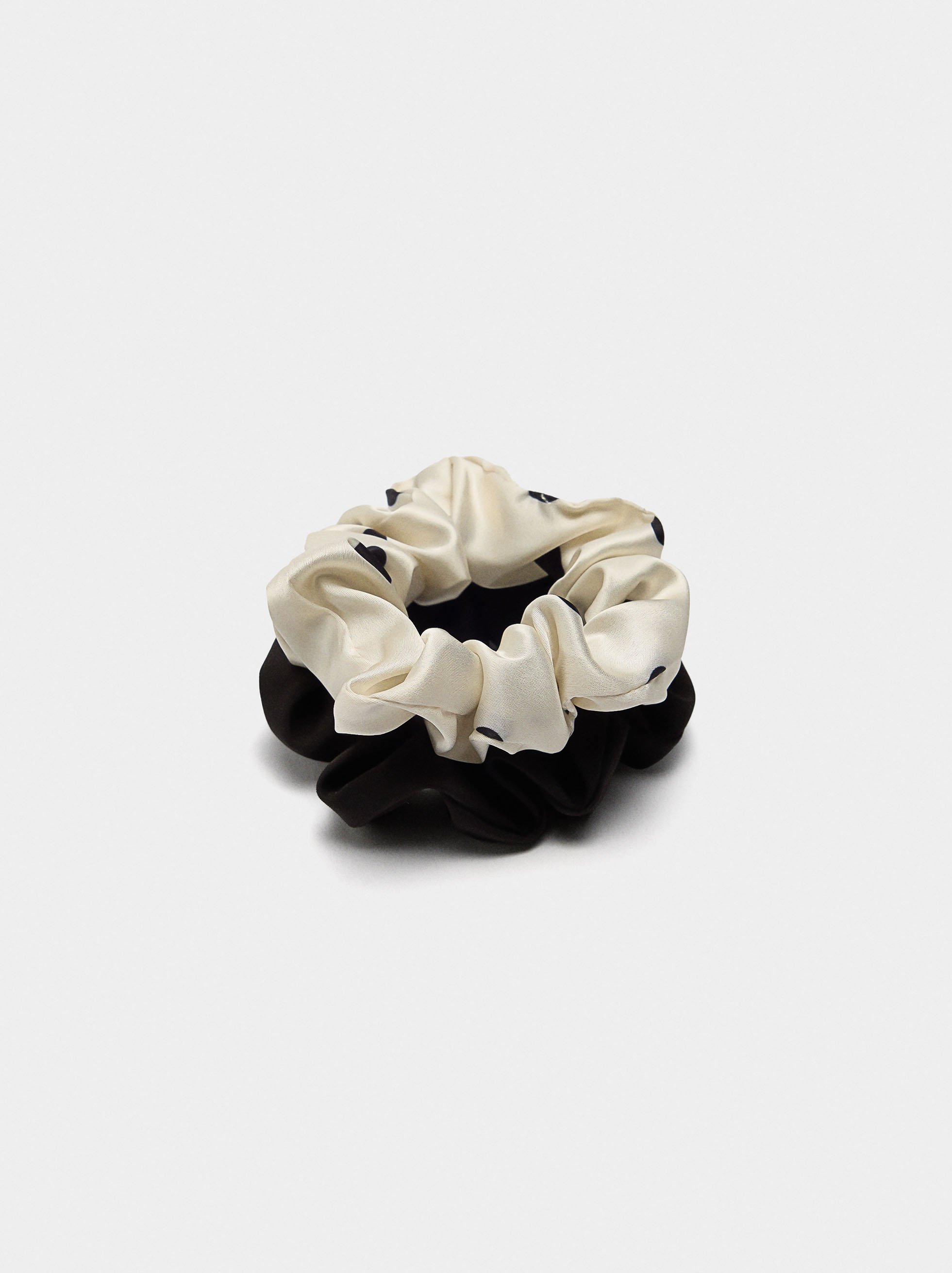 Set of scrunchie elastics with polka dots image number 2.0