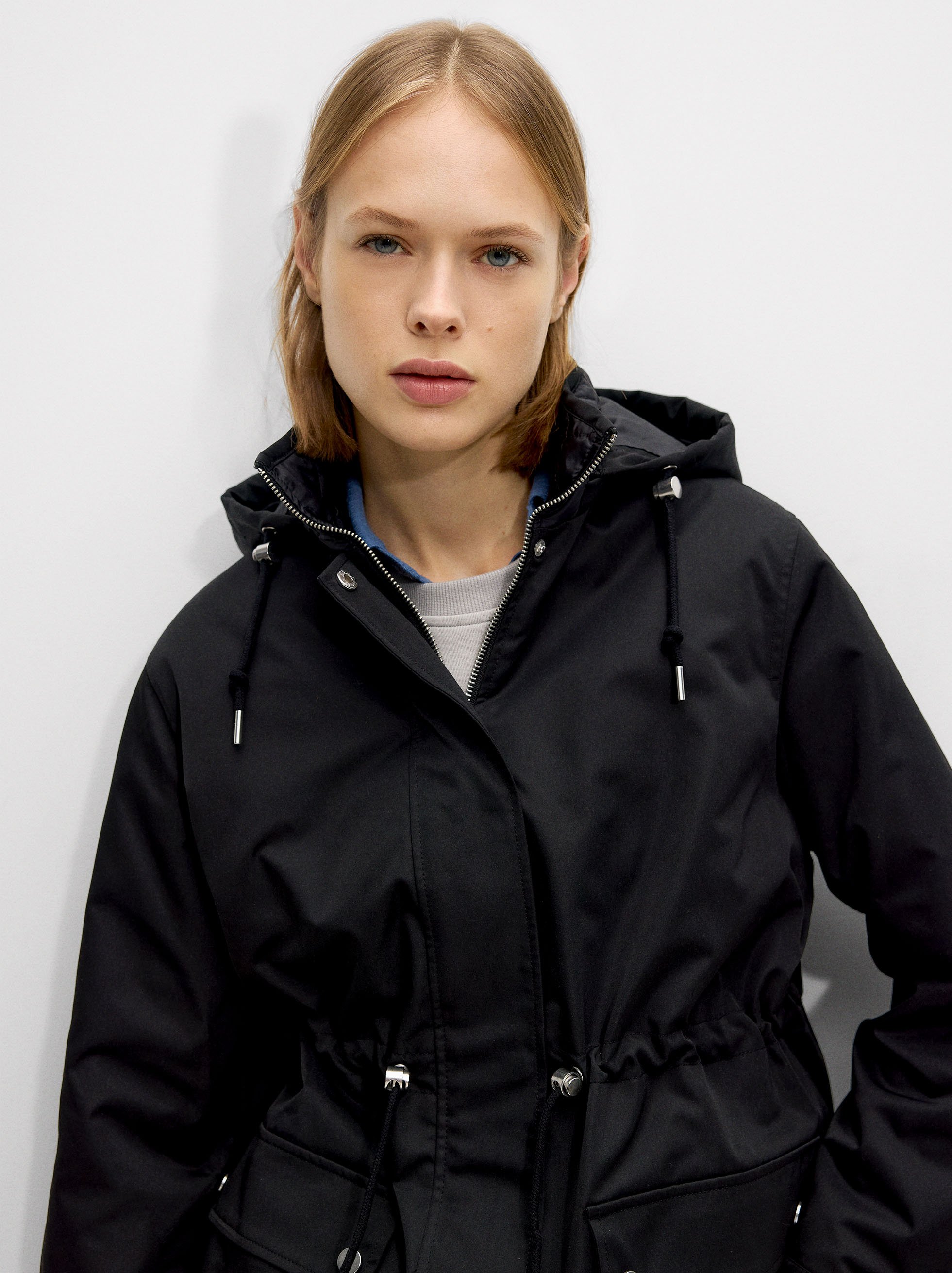 Parka with hood and pockets image number 4.0