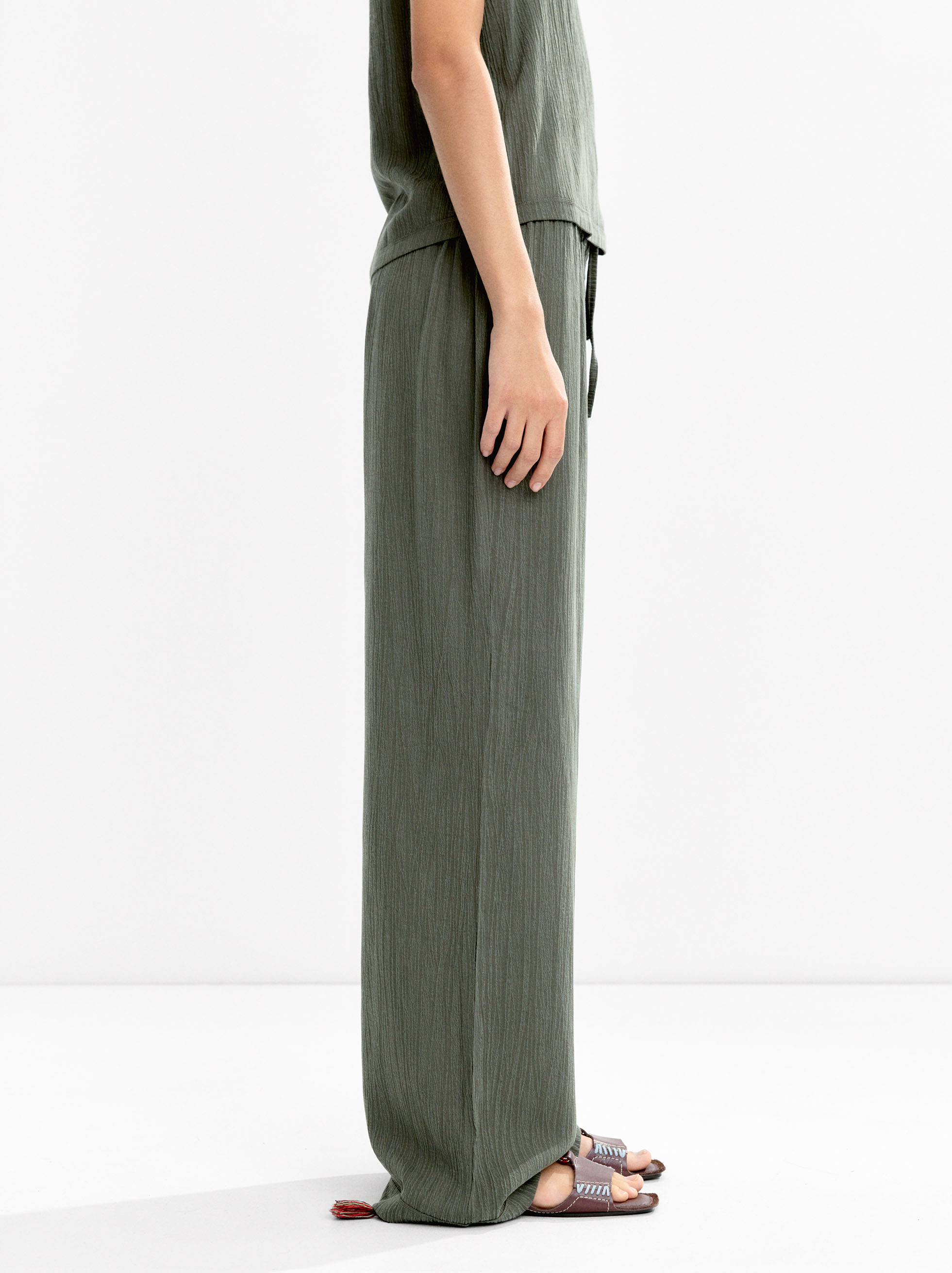 Loose-fitting trousers with elastic waistband