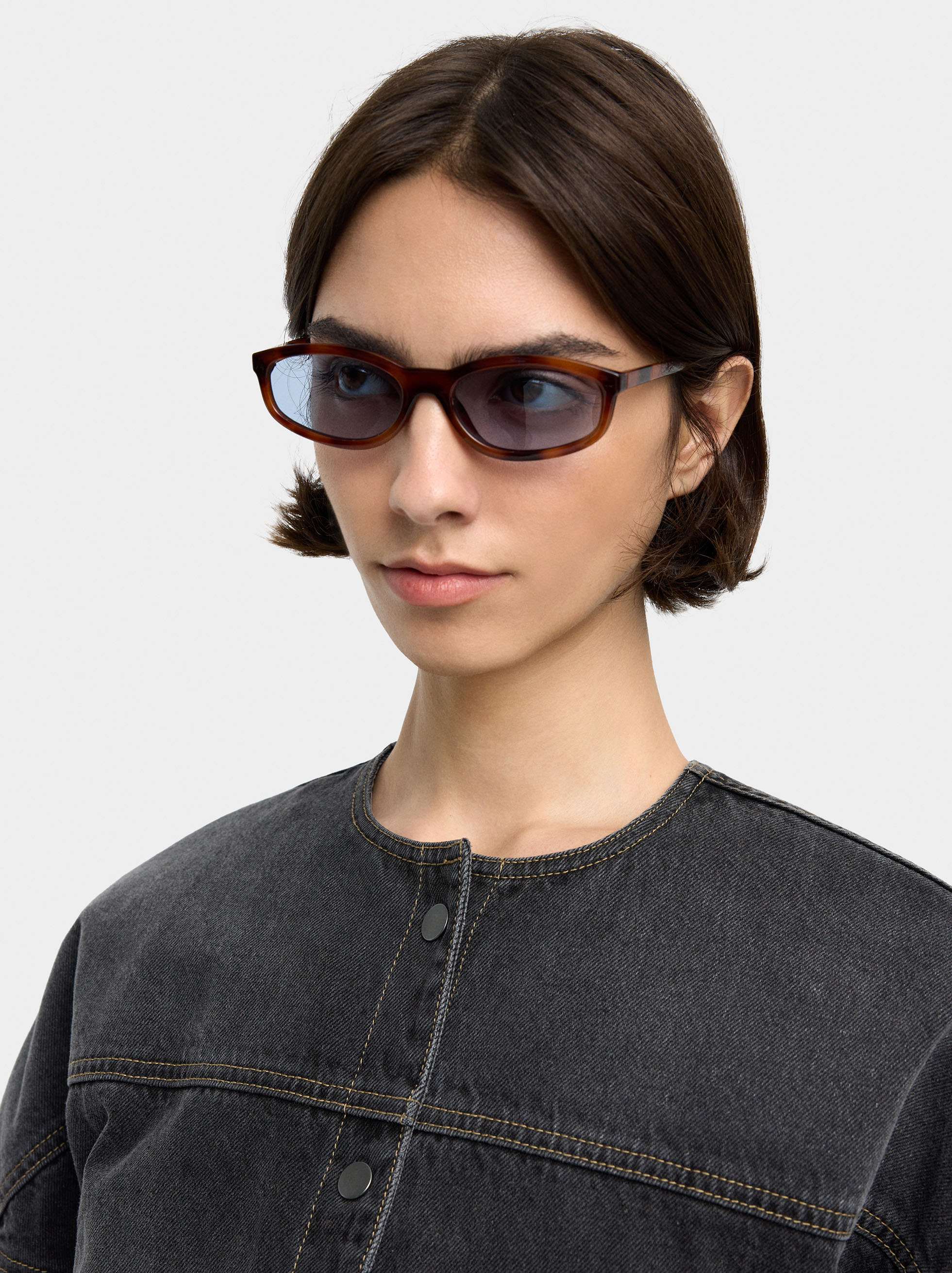 Oval sunglasses image number 1.0