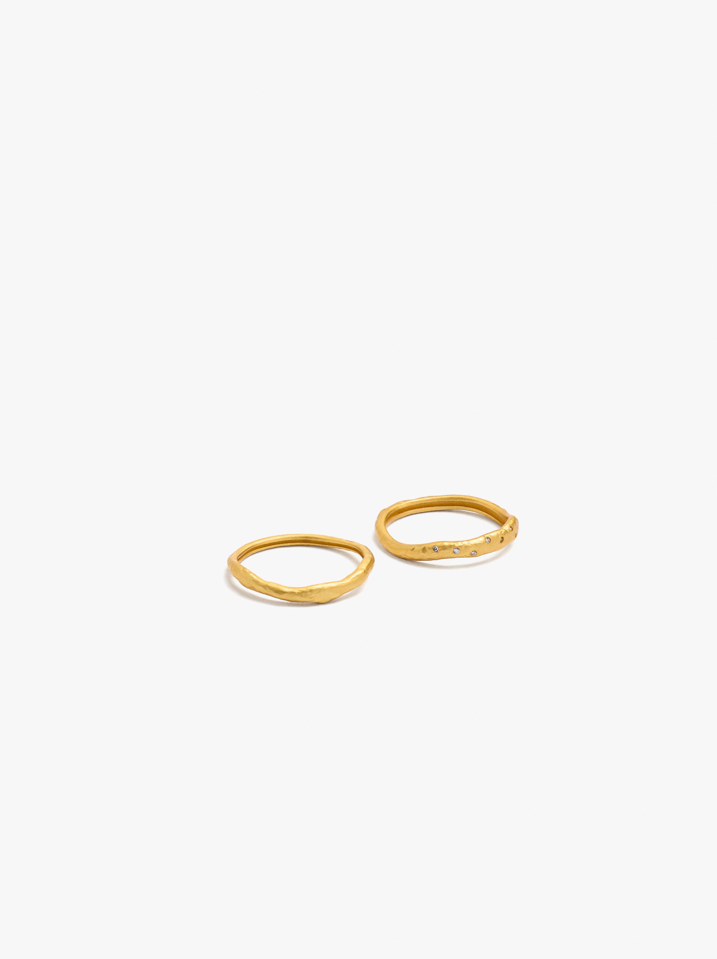Set de anillos irregulares con circonitas ba&ntilde;o de oro 18k image number 2.0
