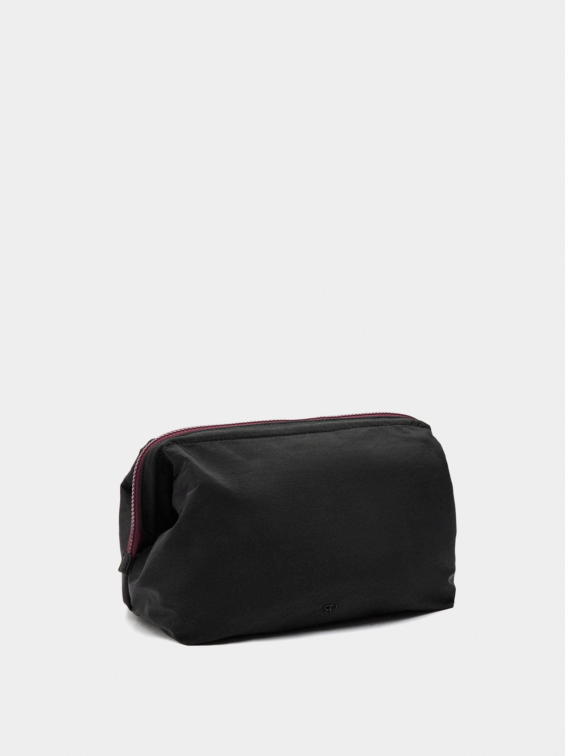 Plain nylon necessaire image number 2.0