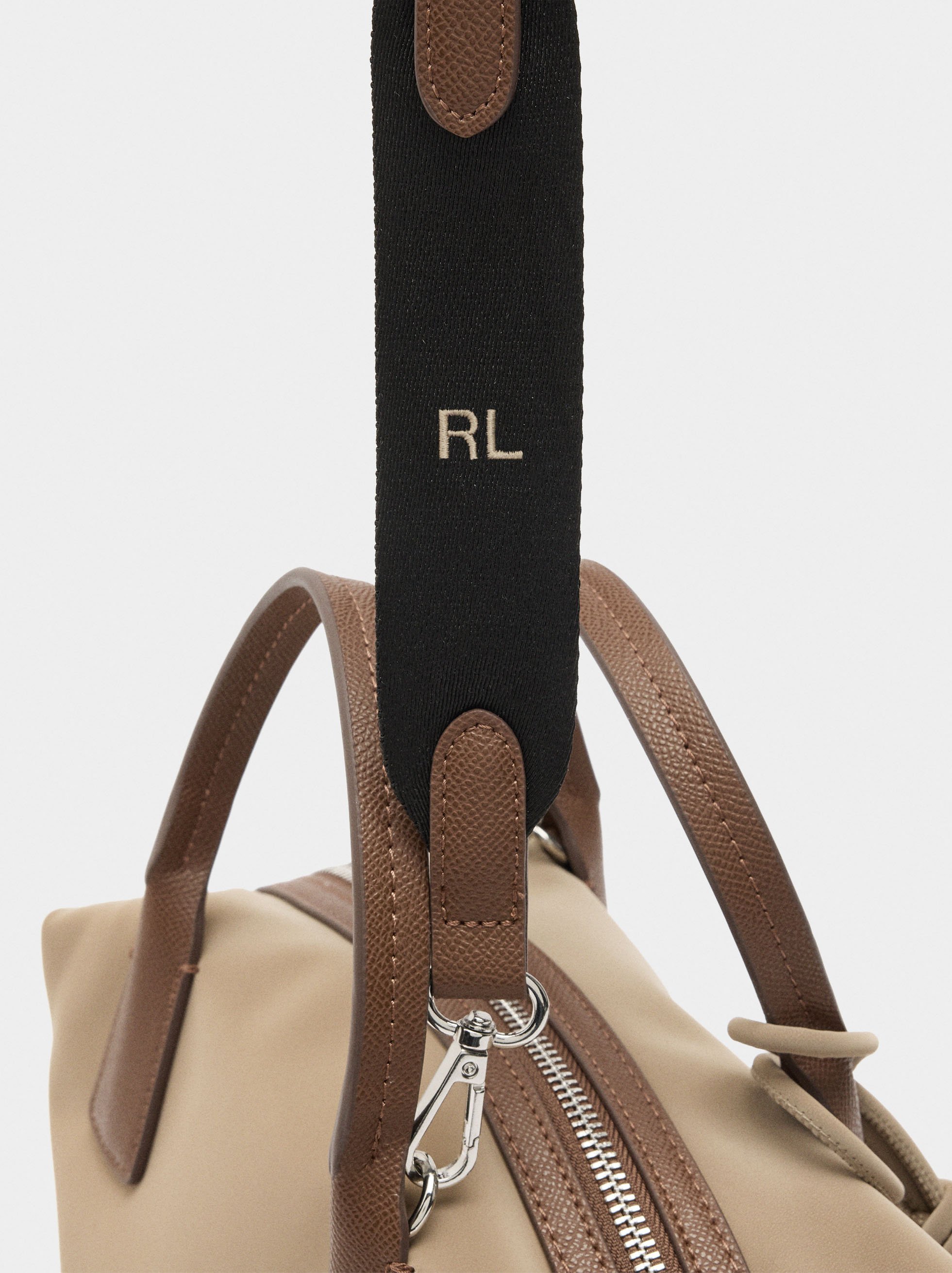 Bolso tote textura suave con colgante image number 1.0