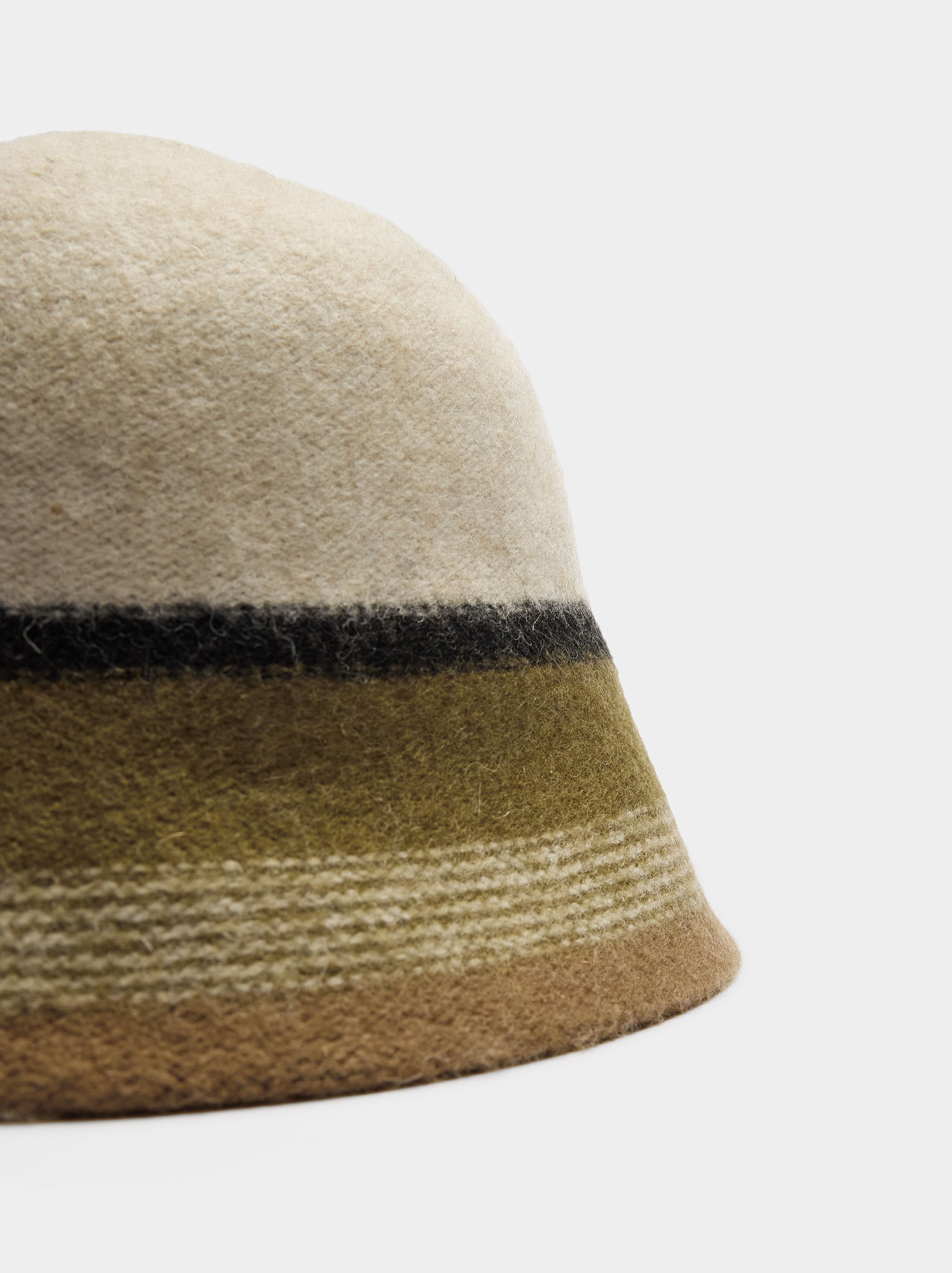 Bonnet bob en laine image number 1.0
