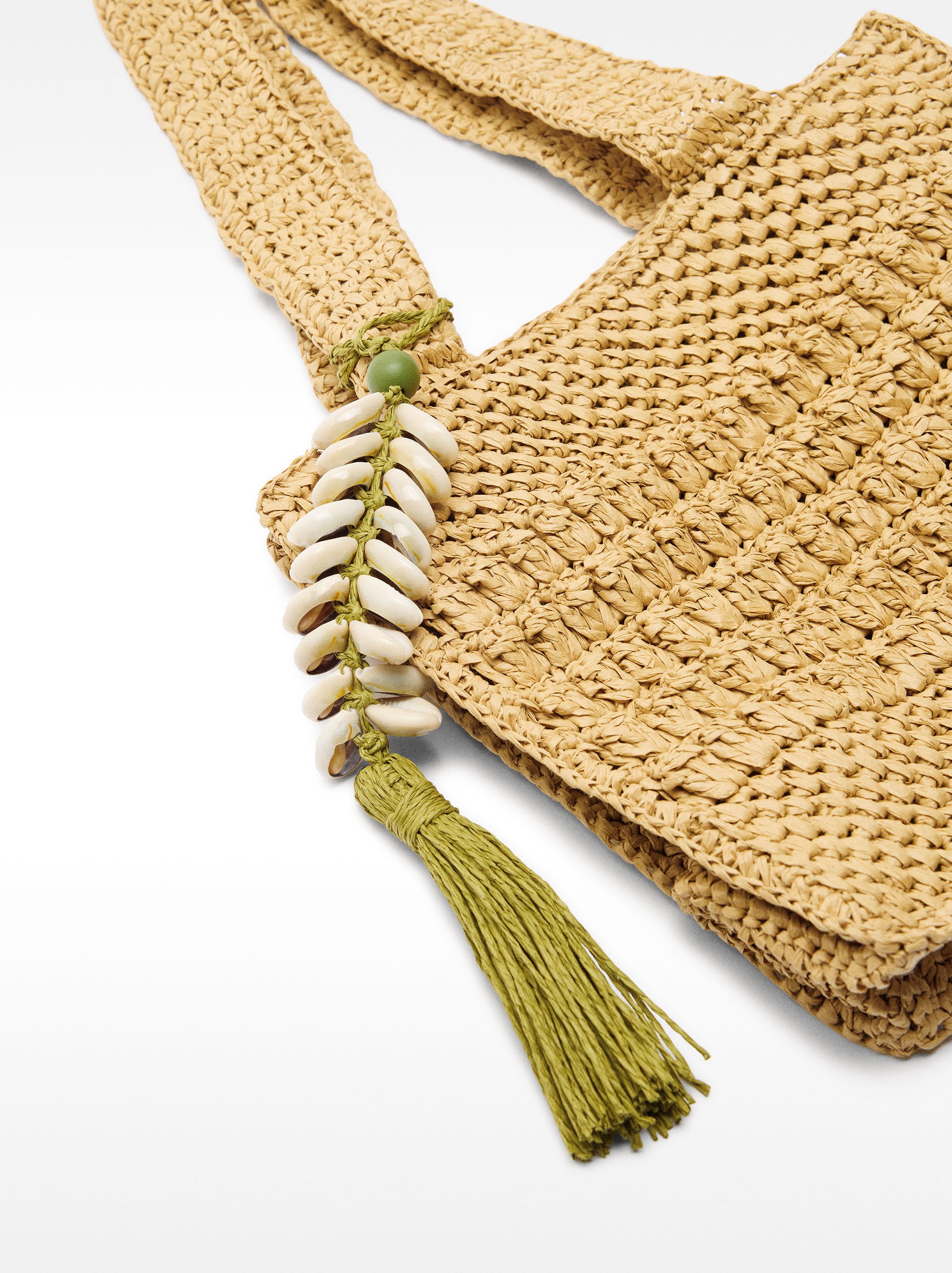 Straw-effect tote bag with hanging shells detail M  image number 2.0