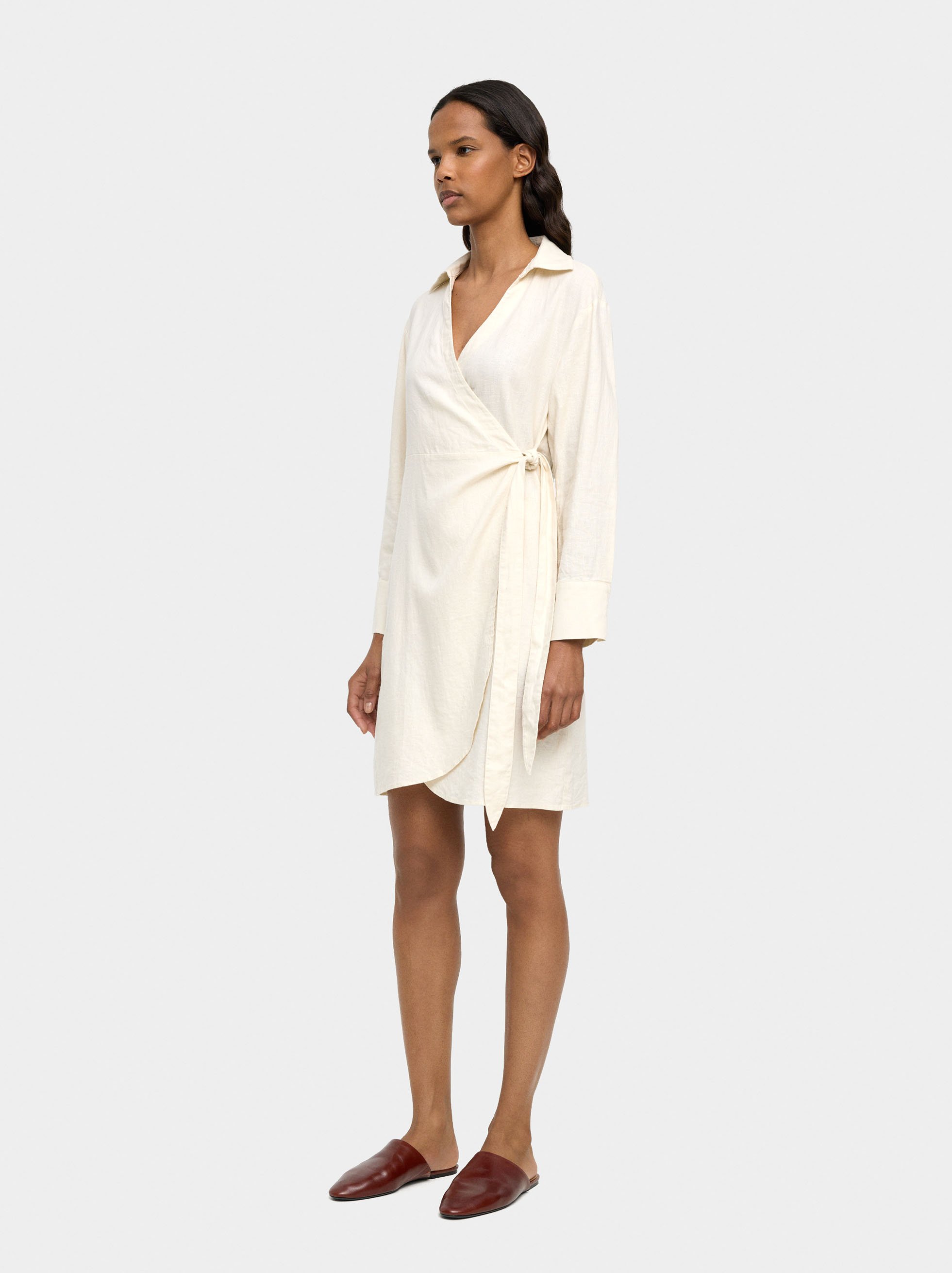 Wrap dress with linen image number 4.0