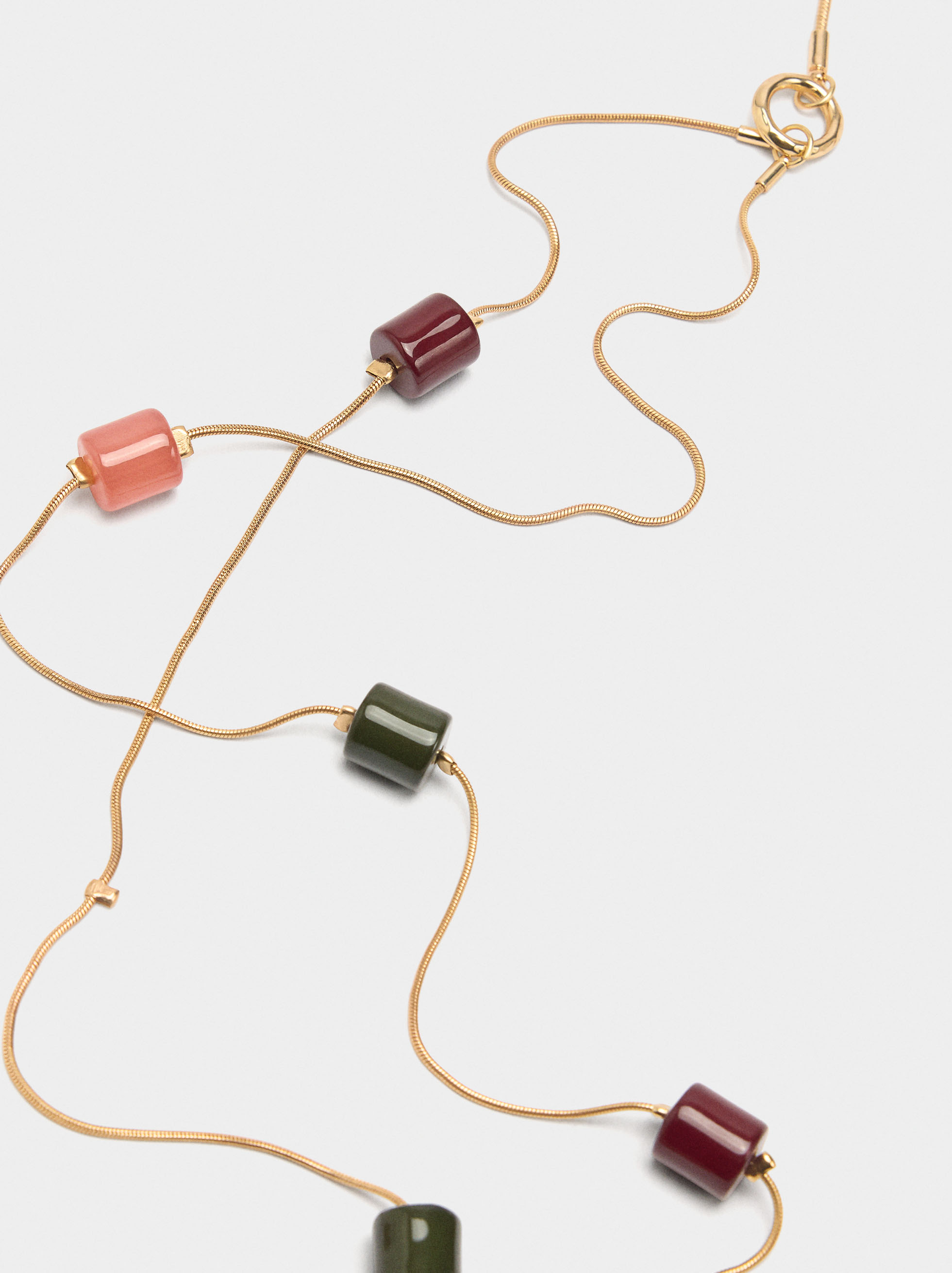 Collier avec d&eacute;tails en r&eacute;sine image number 1.0