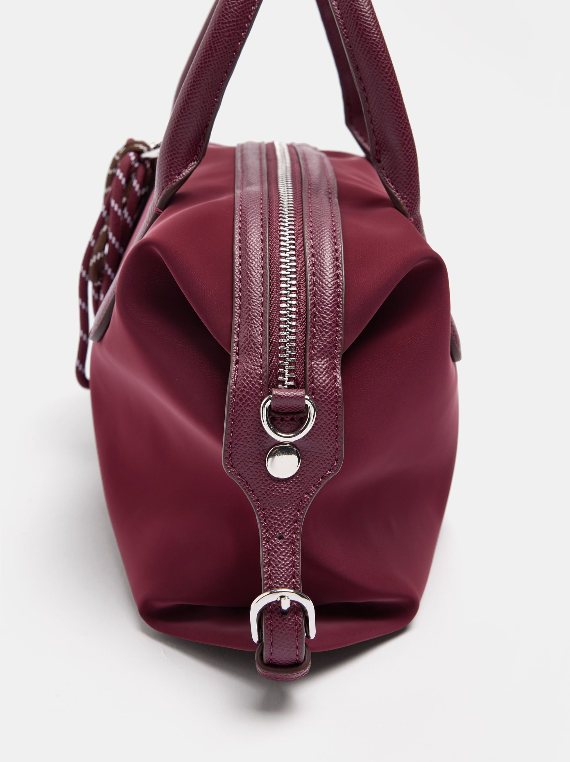 Sac cabas en texture douce avec pendentif M image number 1.0