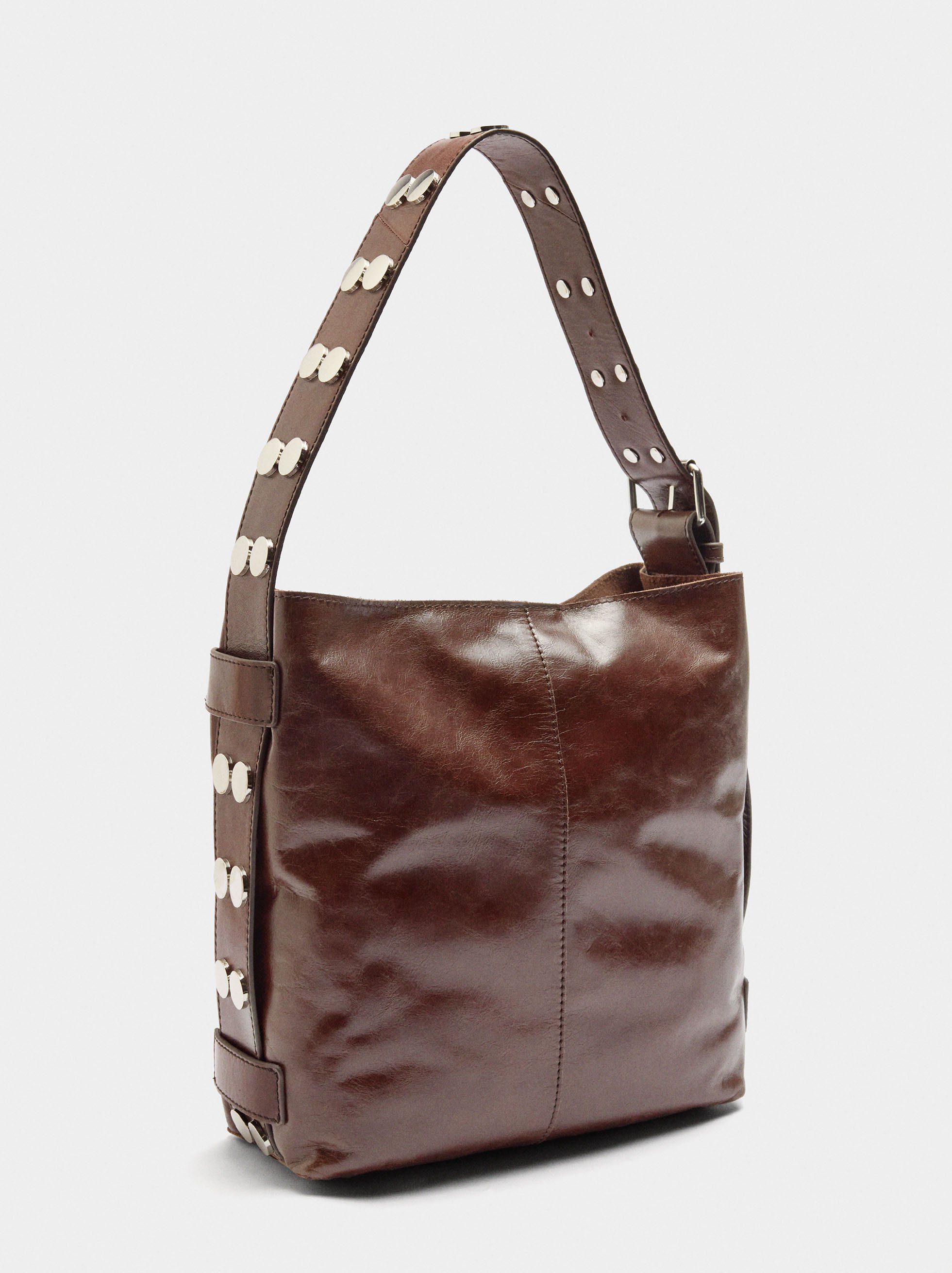 Borsa a spalla in pelle con borchie image number 2.0