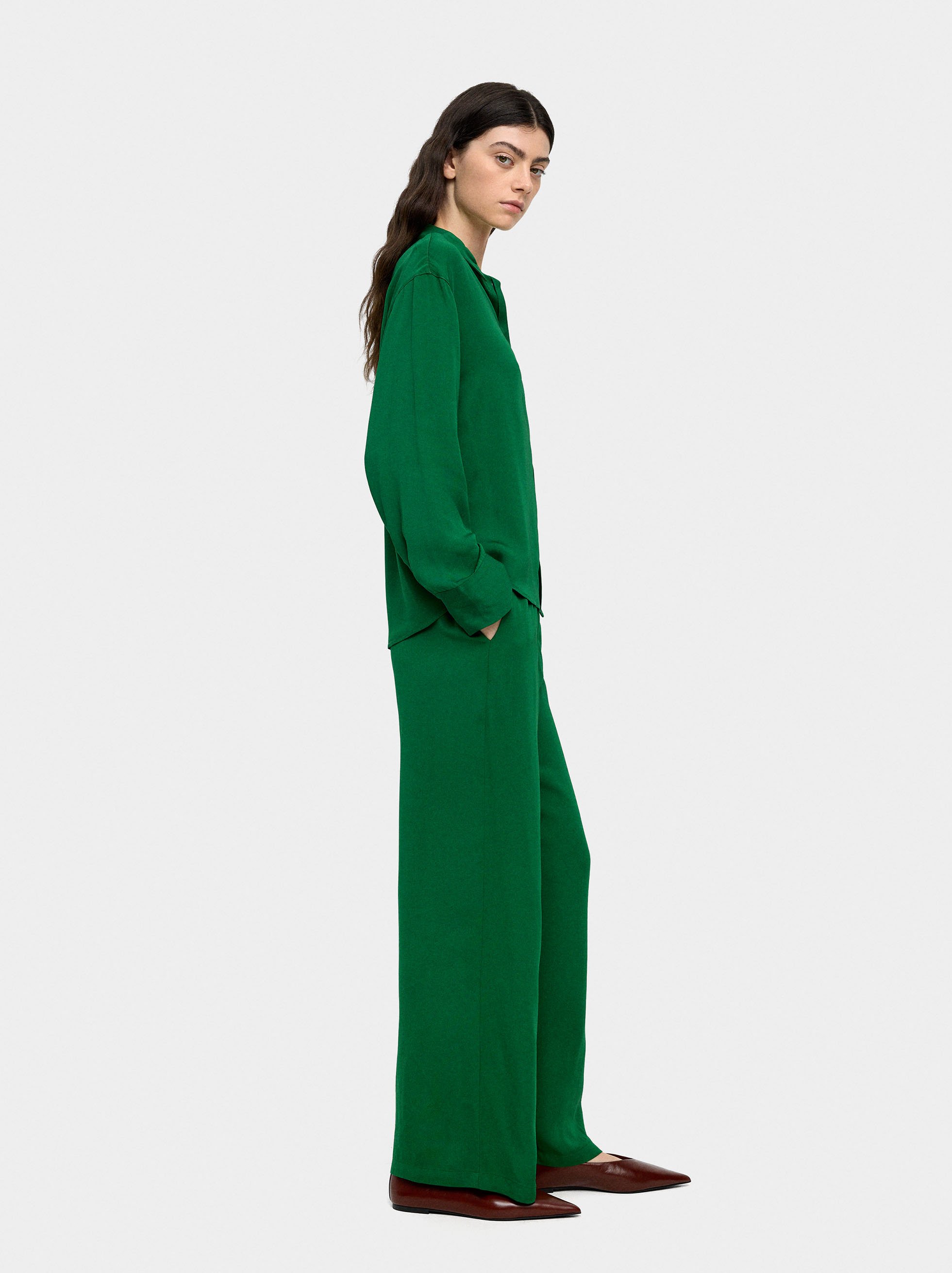 Loose-fitting trousers with elastic waistband image number 2.0