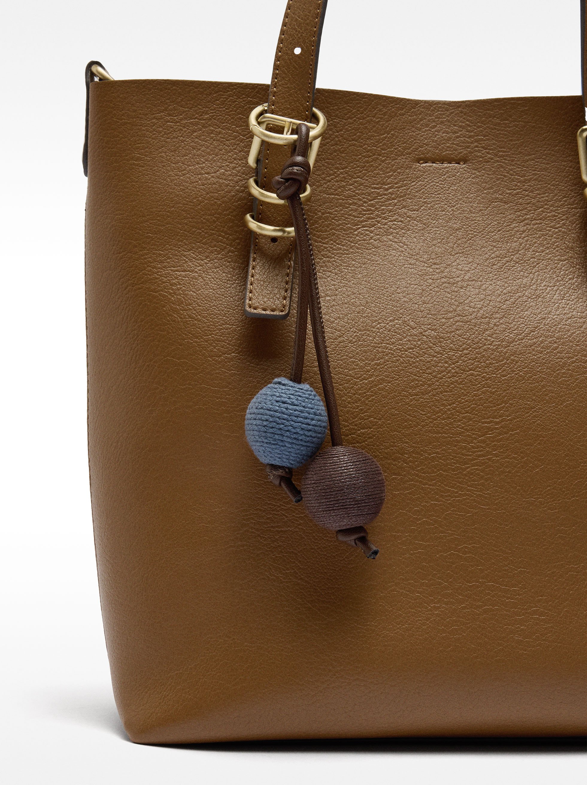 Tote bag with charm image number 1.0