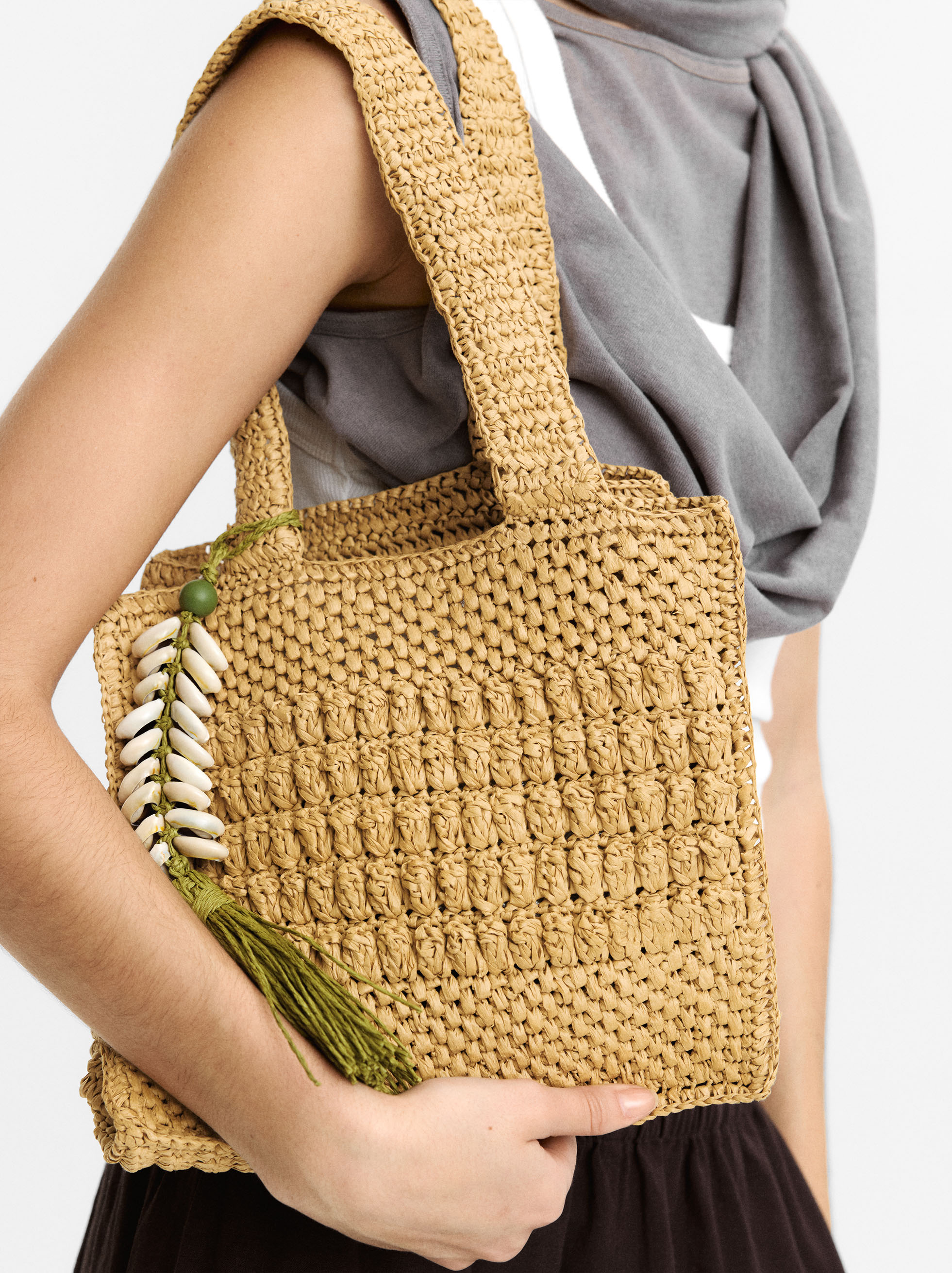 Straw-effect tote bag with hanging shells detail M  image number 1.0