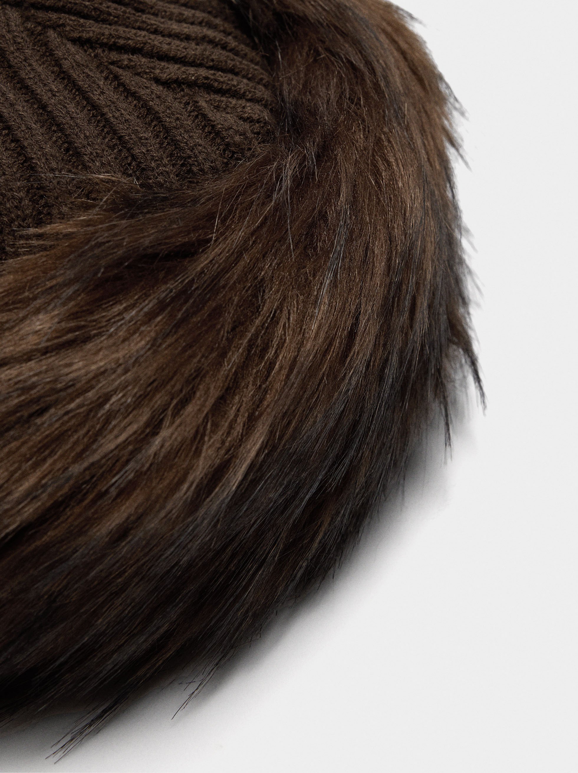 Hat with fur effect image number 2.0