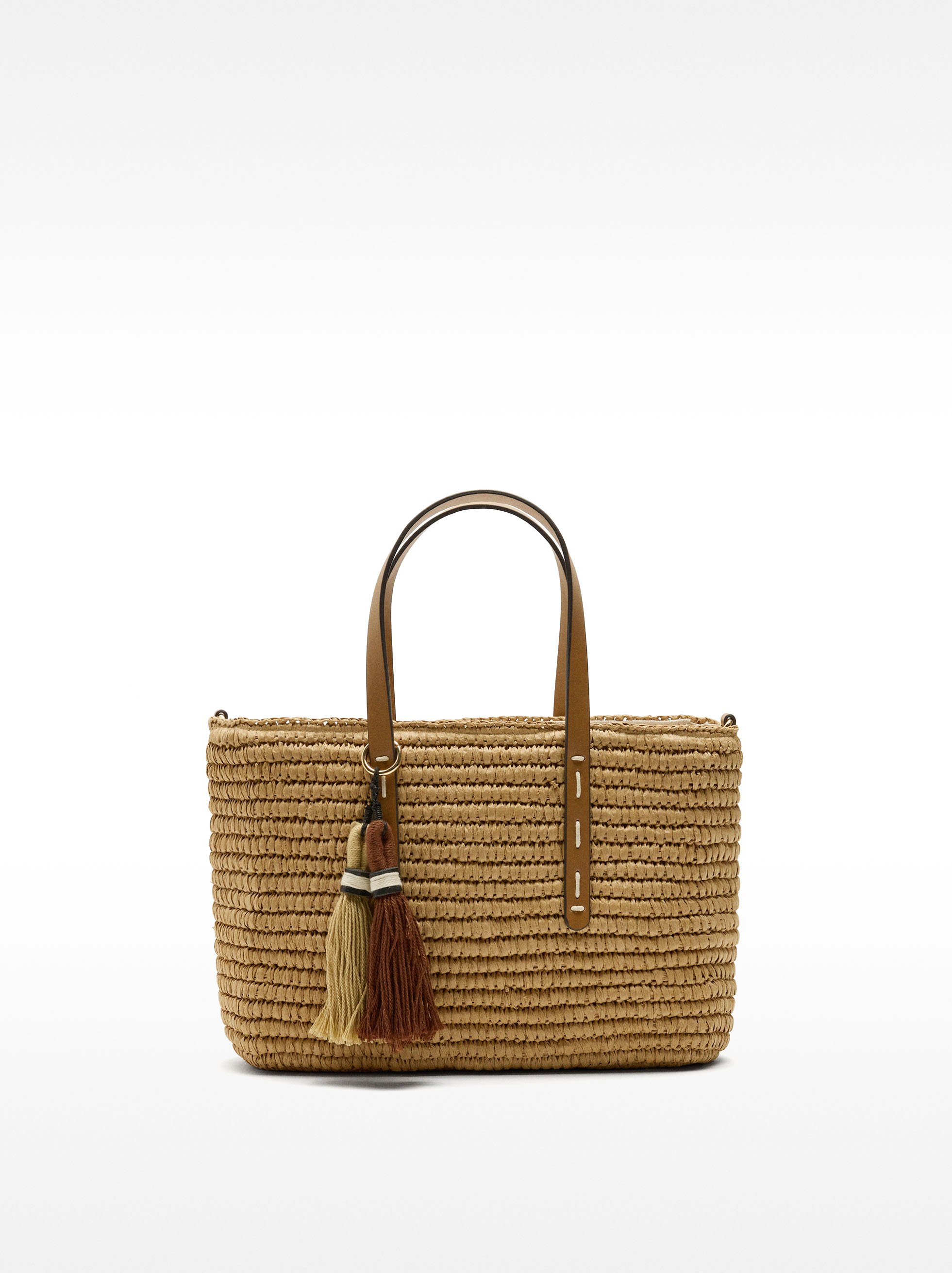 Sac tote avec effet paille et pendentif L image number 0.0