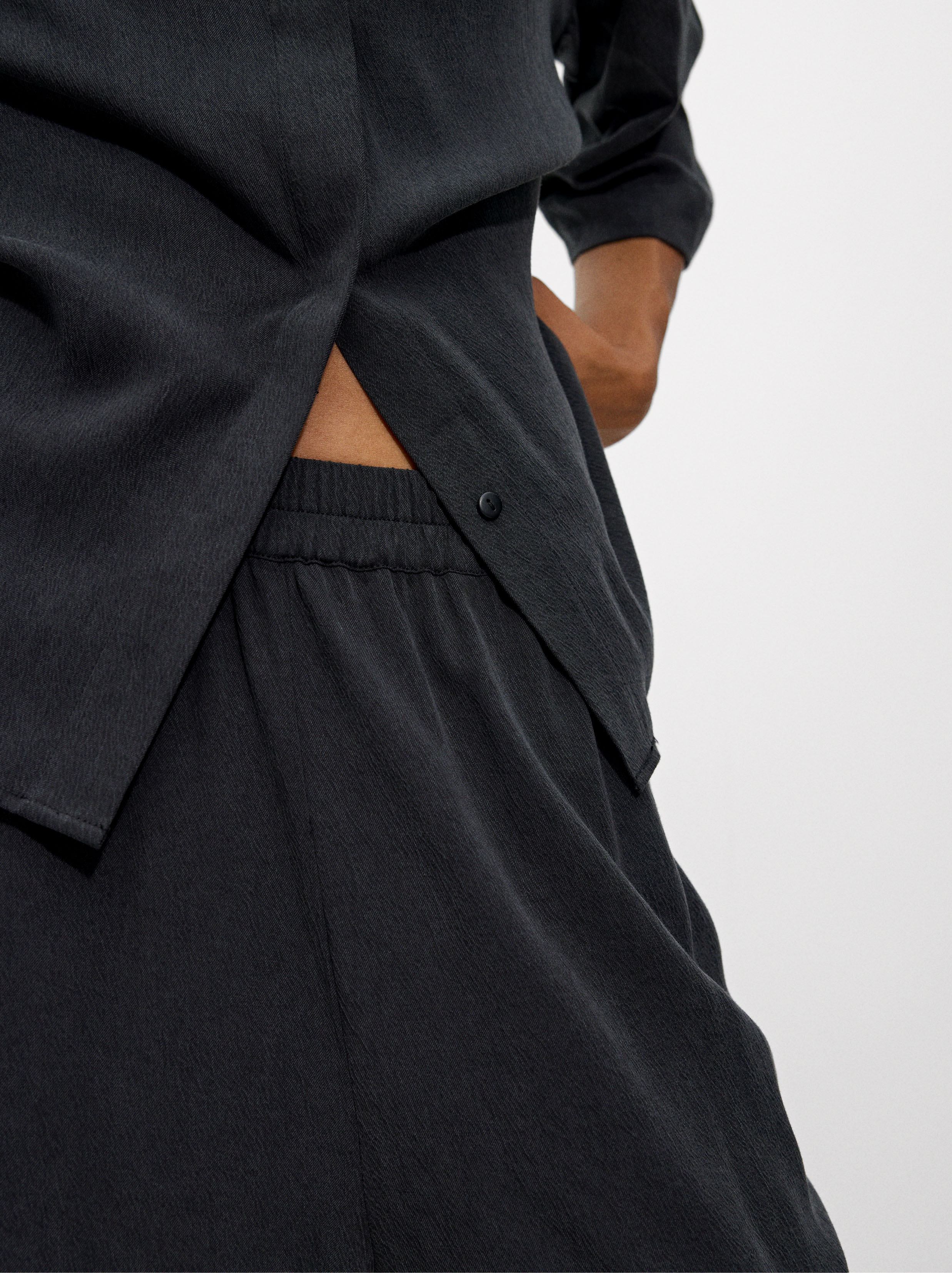 Loose-fitting trousers with elastic waistband image number 4.0