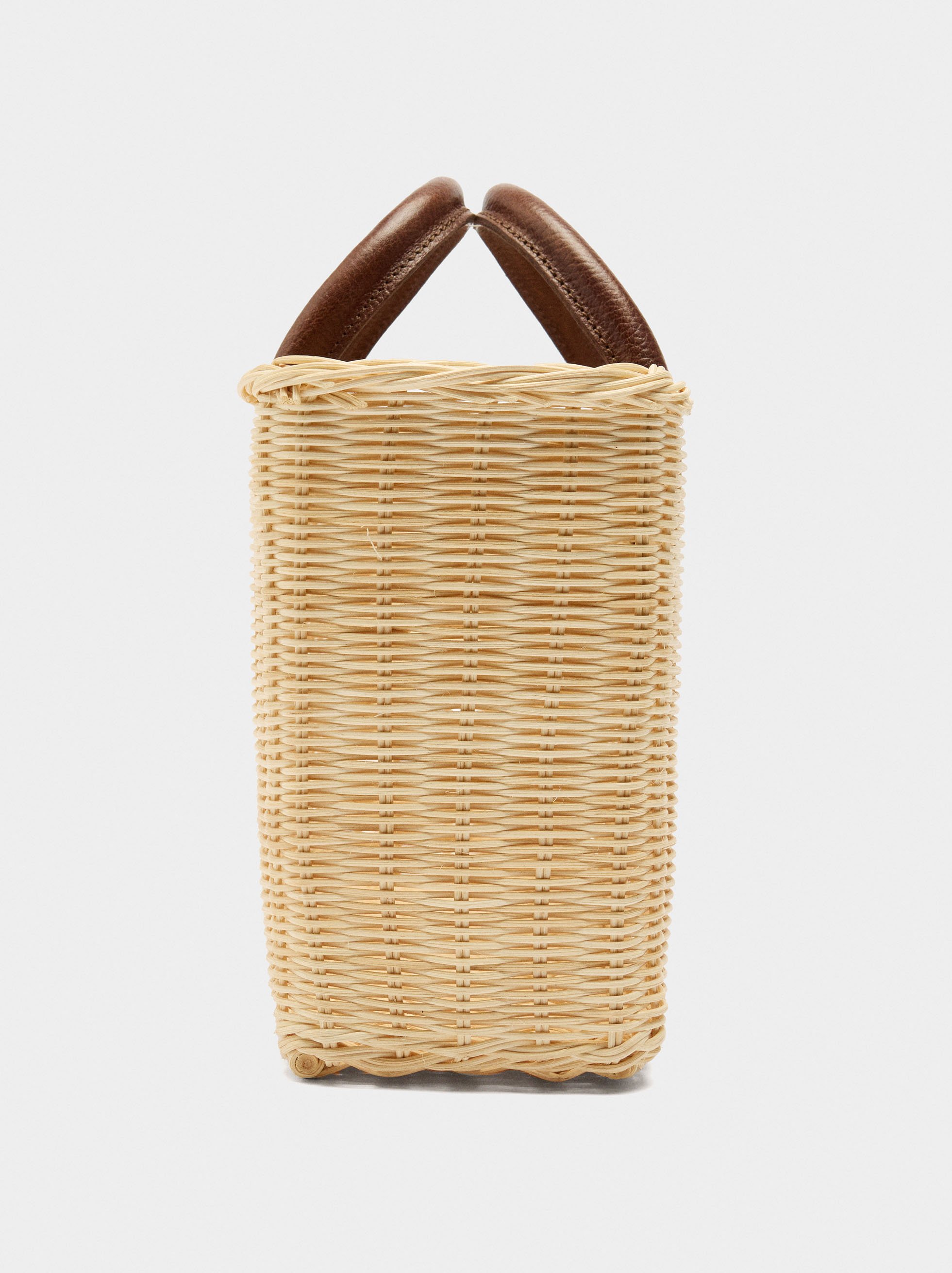 Rattan basket with leather details image number 4.0