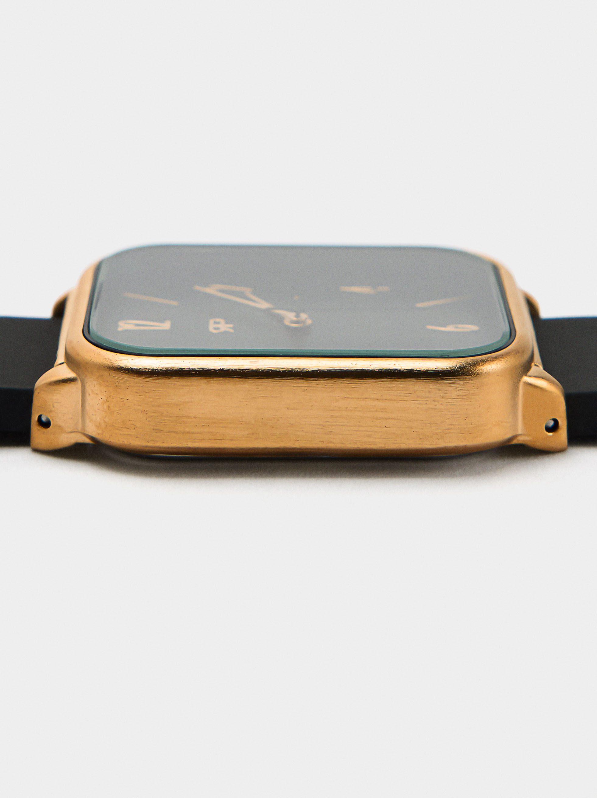 Watch with silicone strap image number 4.0