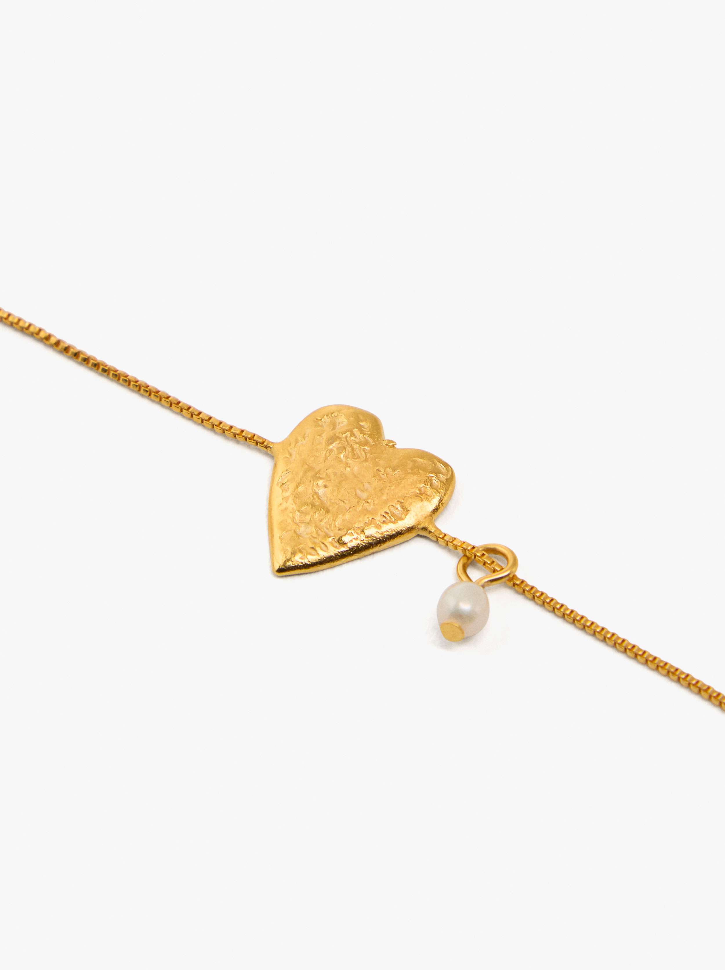 Pulsera coraz&oacute;n con perla ba&ntilde;o de oro 18k image number 1.0