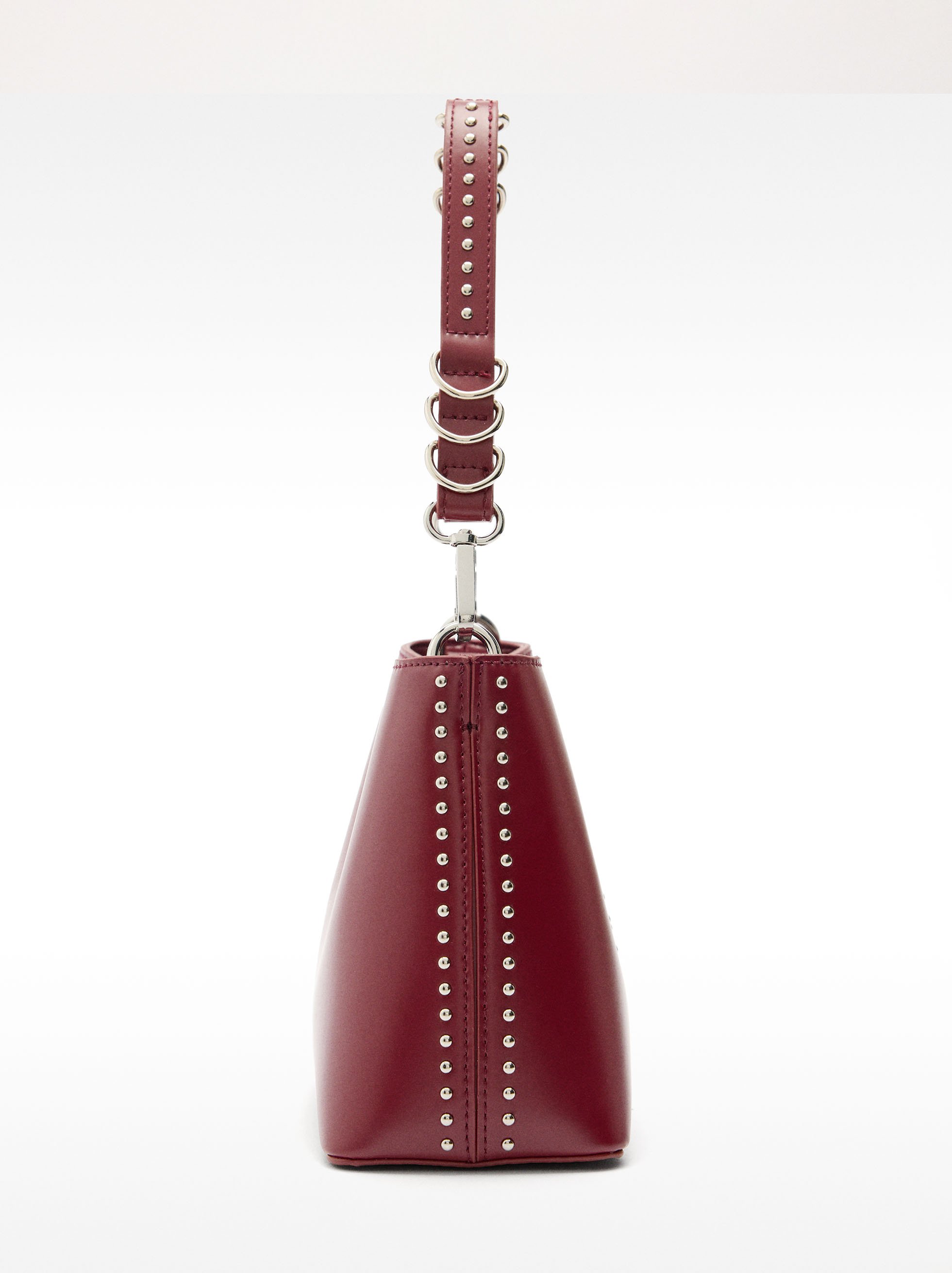 Bolso bucket con tachuelas image number 3.0