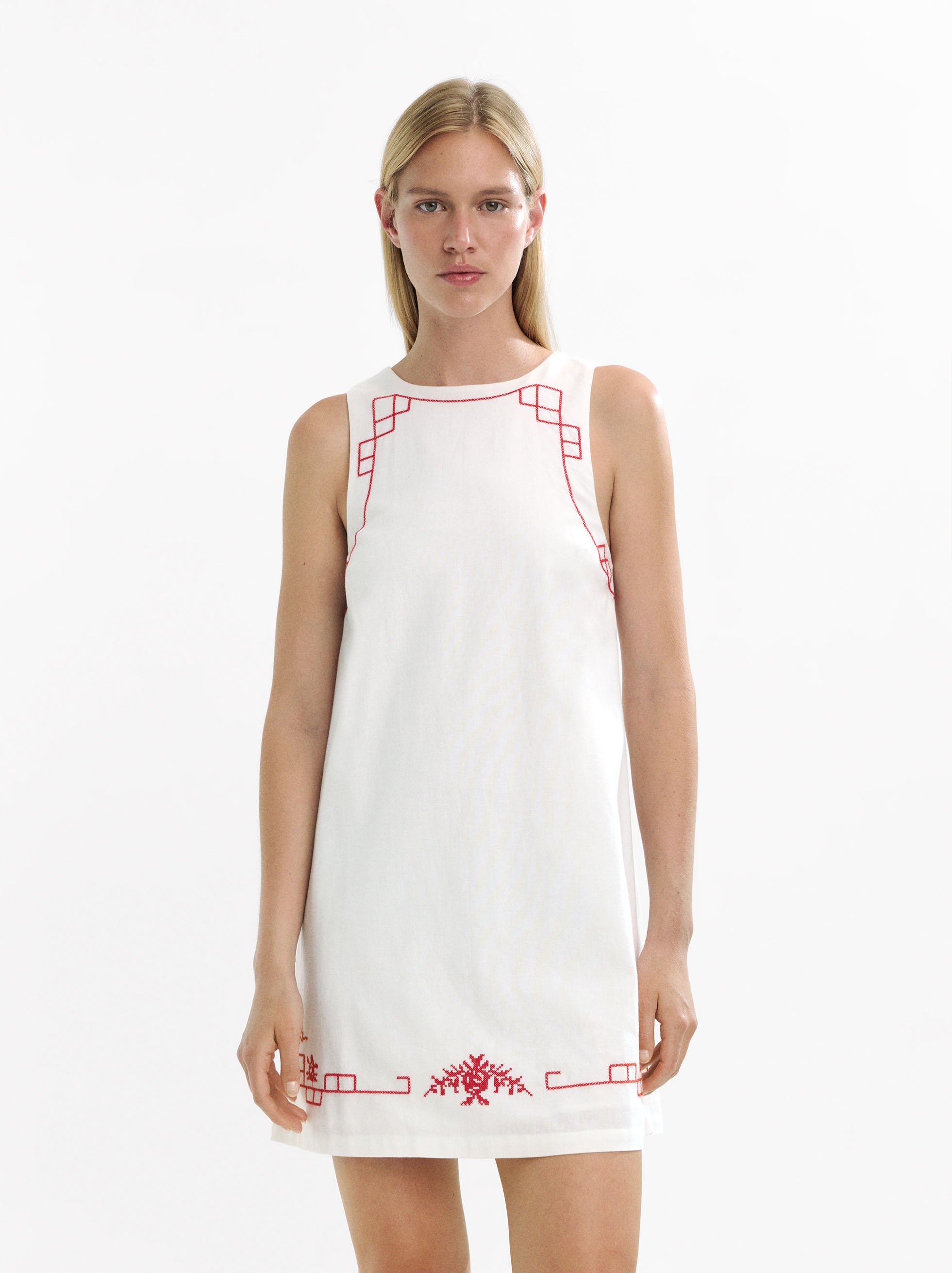 Vestido corto con bordados image number 2.0