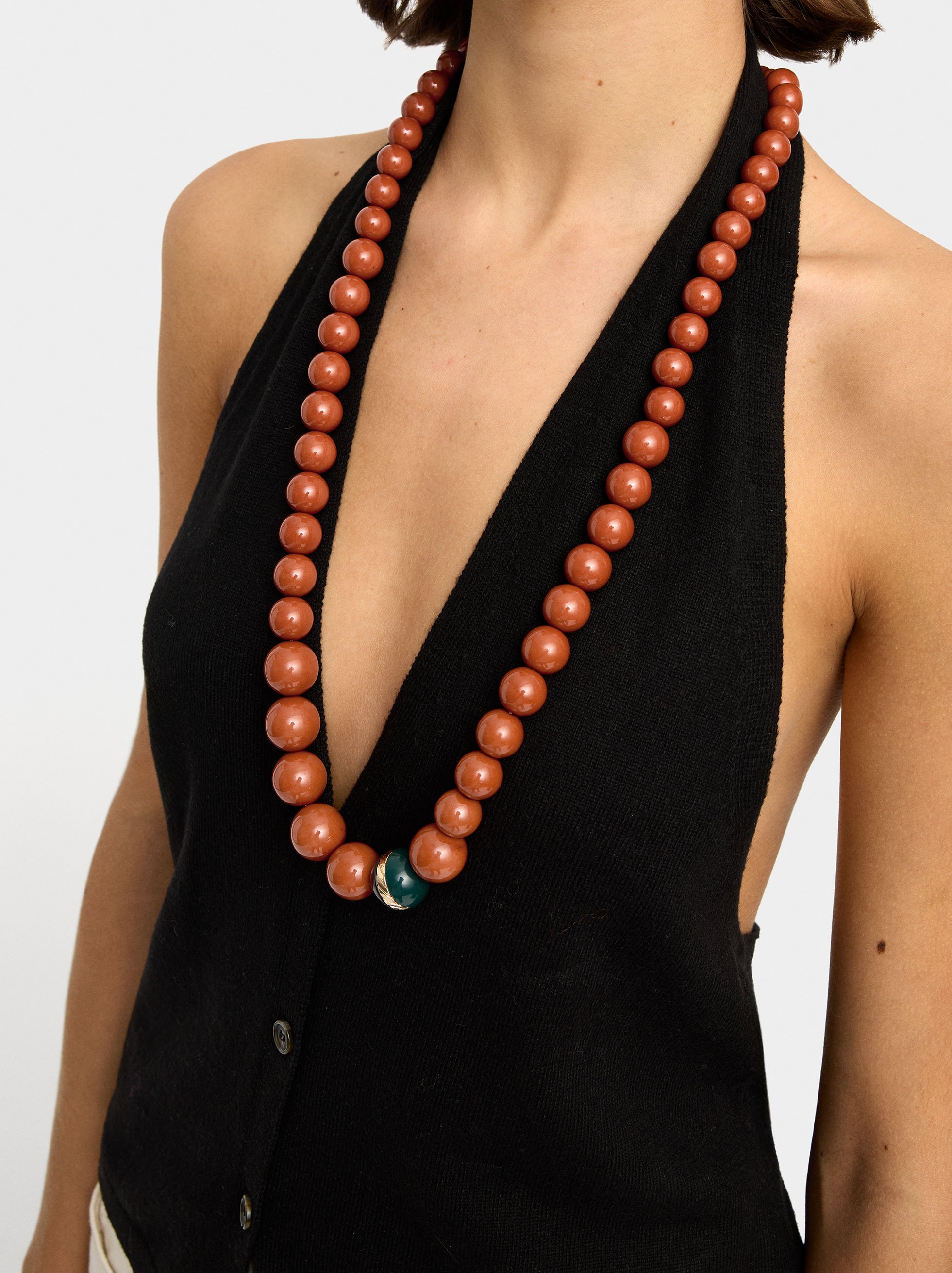 Long necklace with resin beads image number 1.0