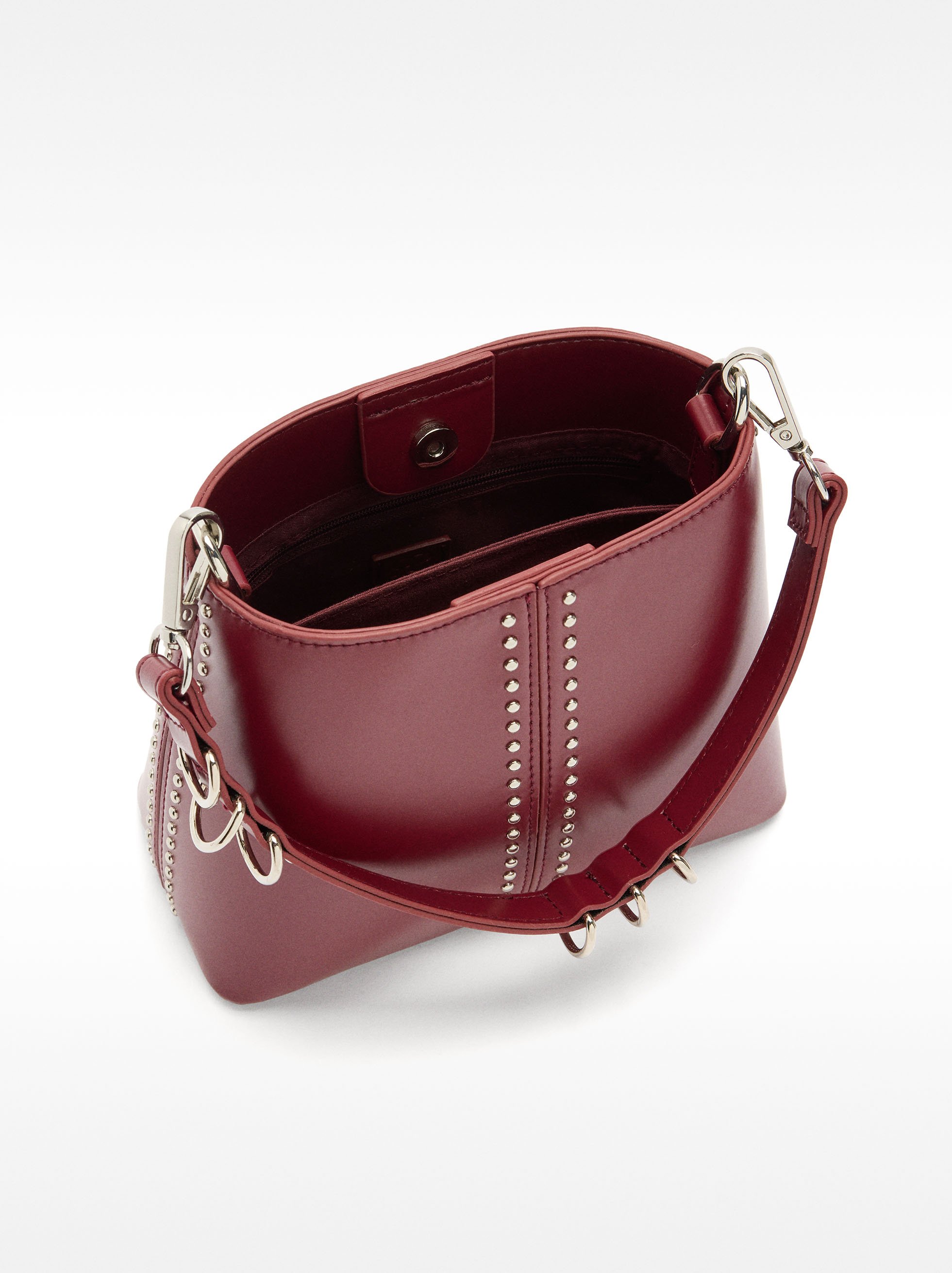 Bolso bucket con tachuelas image number 4.0
