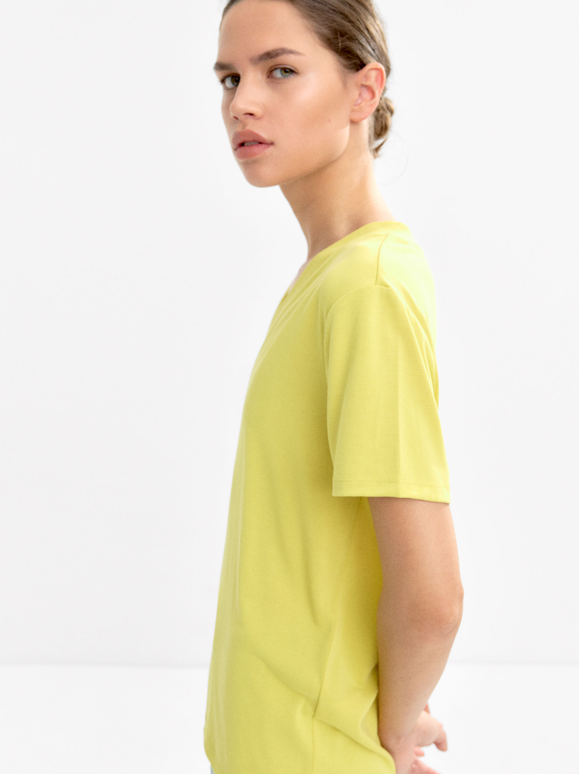 V-neck basic T-shirt image number 2.0