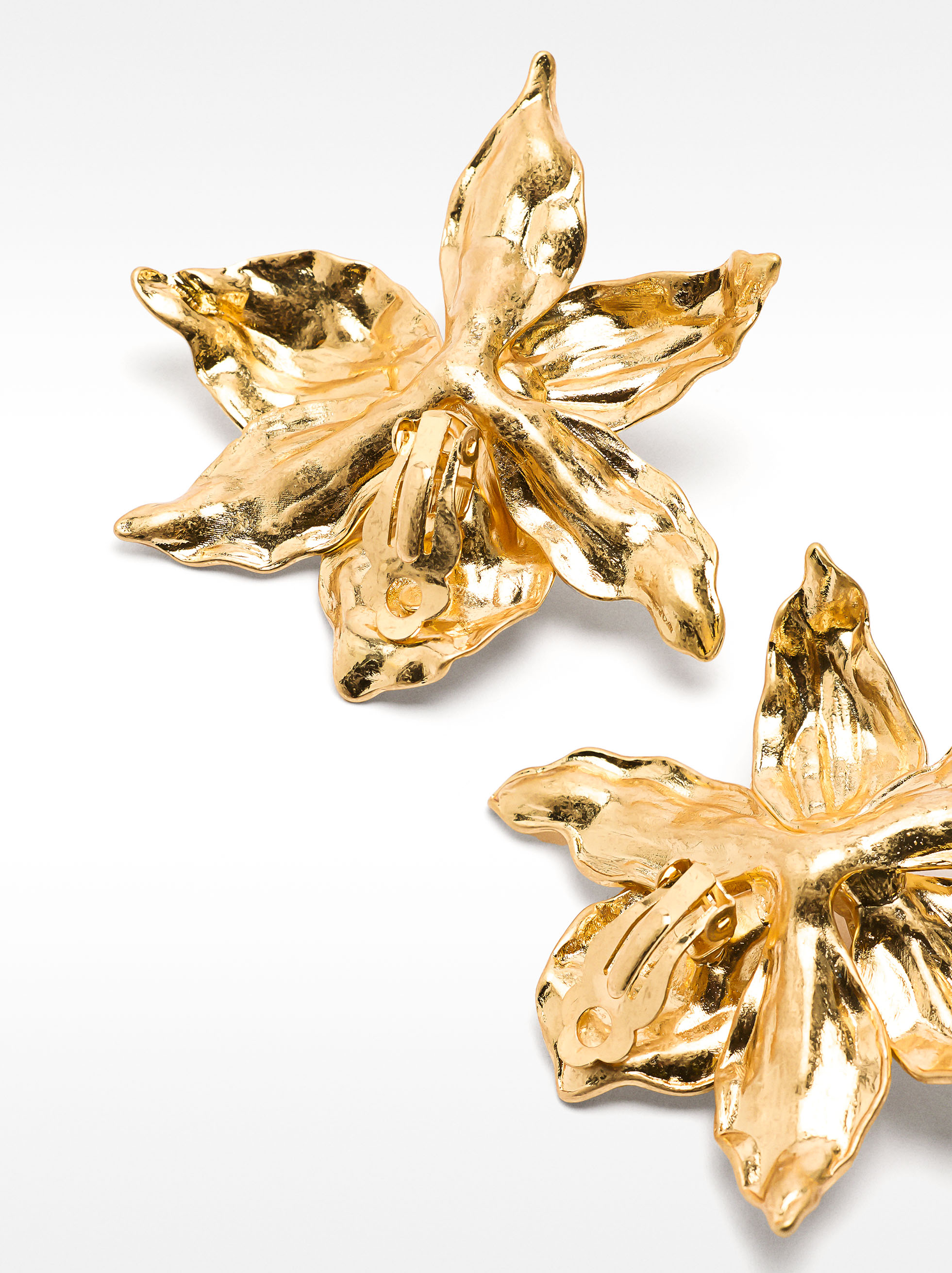 Boucles d'oreilles maxi fleur effet martelé image number 3.0