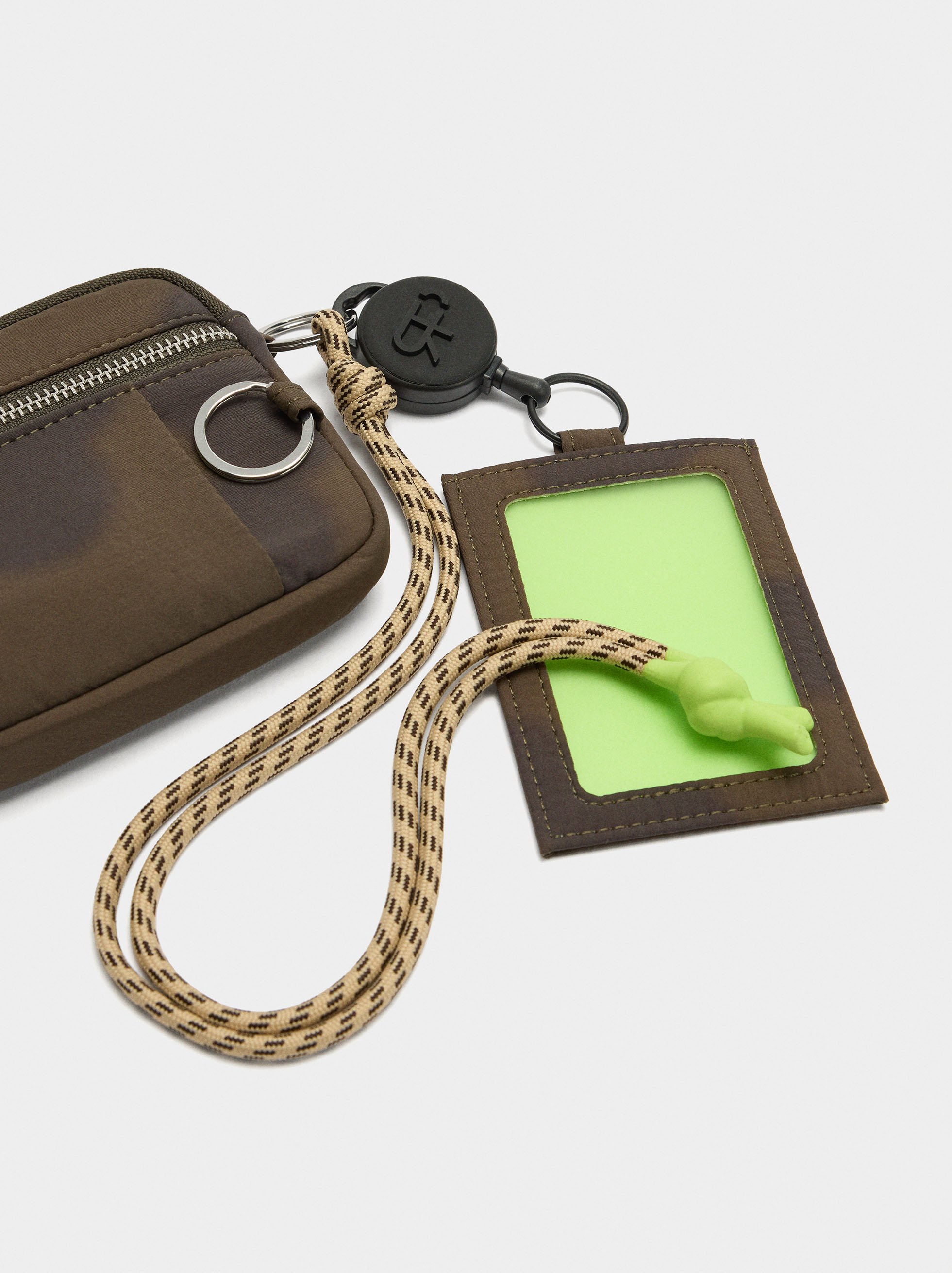 Monedero de nylon estampado floral image number 1.0