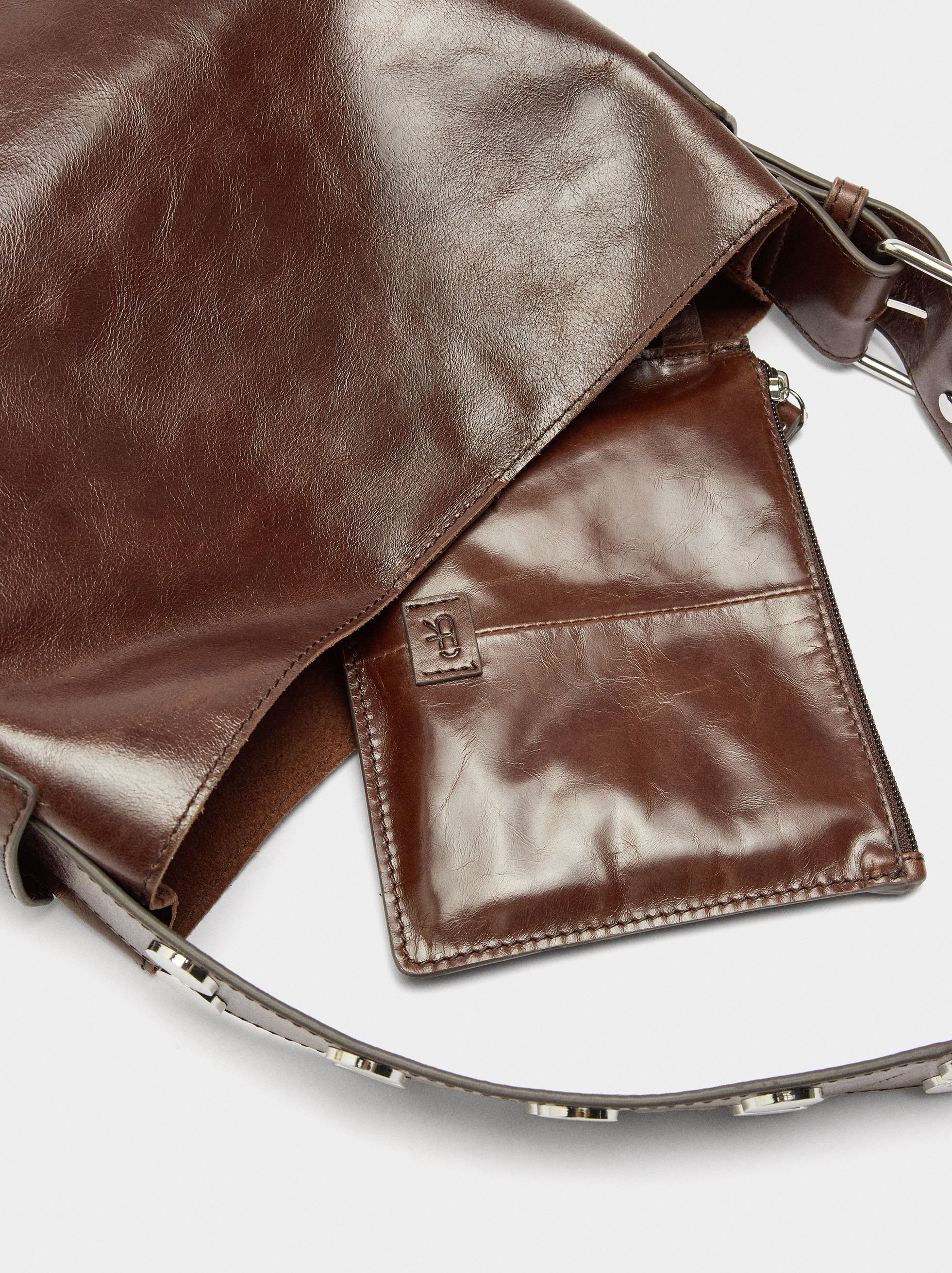 Bolso de hombro de piel con tachuelas image number 6.0
