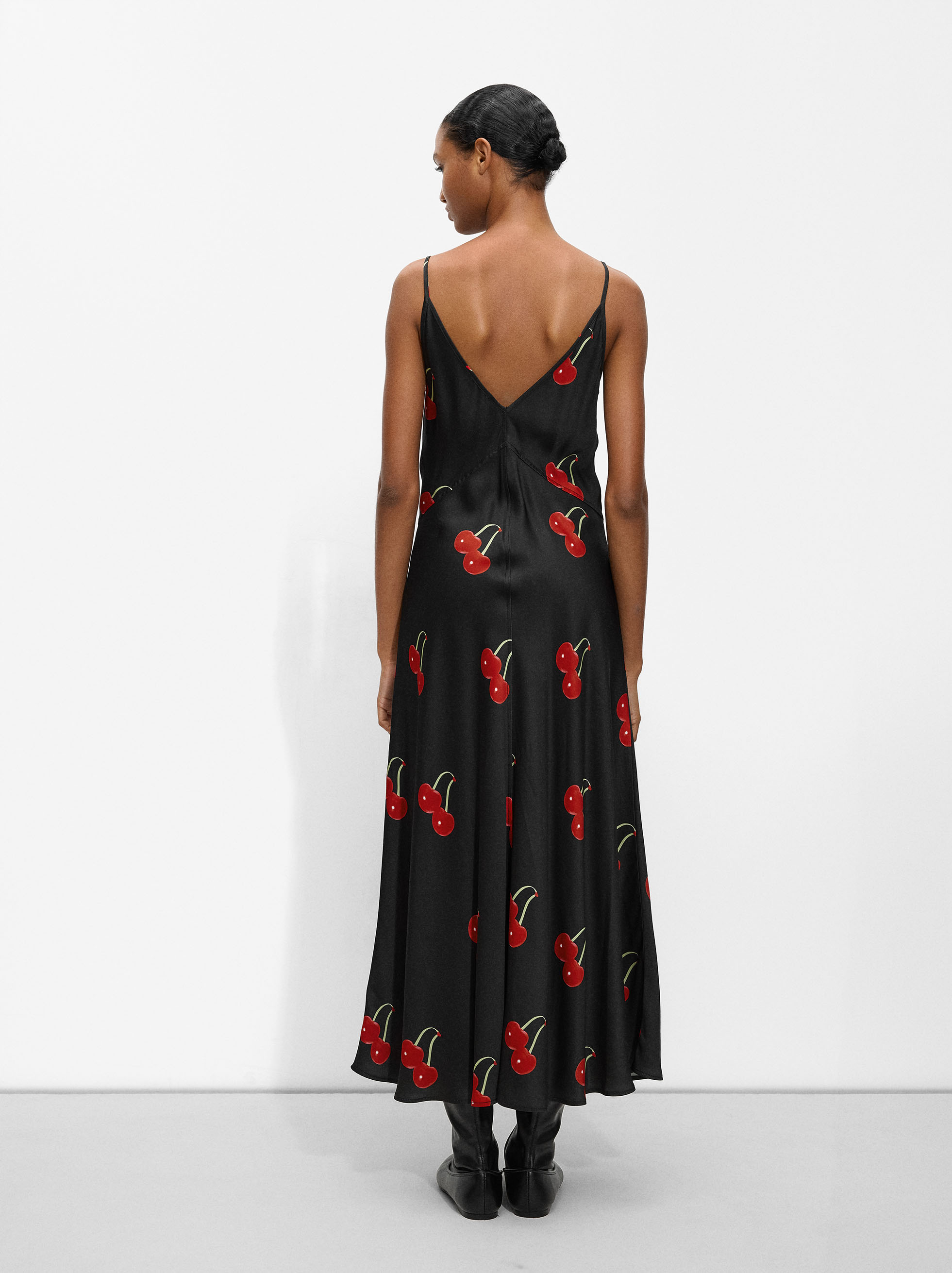 Satiniertes langes Kleid mit Kirschen image number 3.0