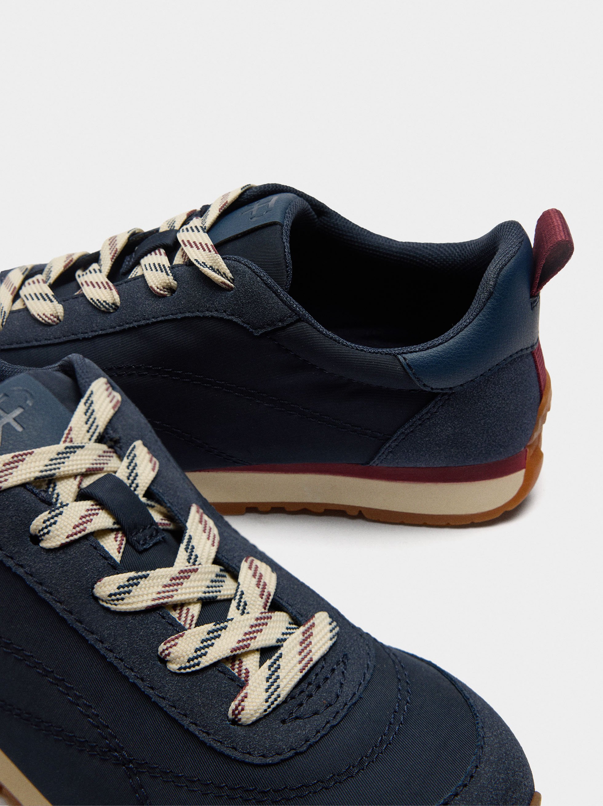 Contrast sneakers image number 5.0