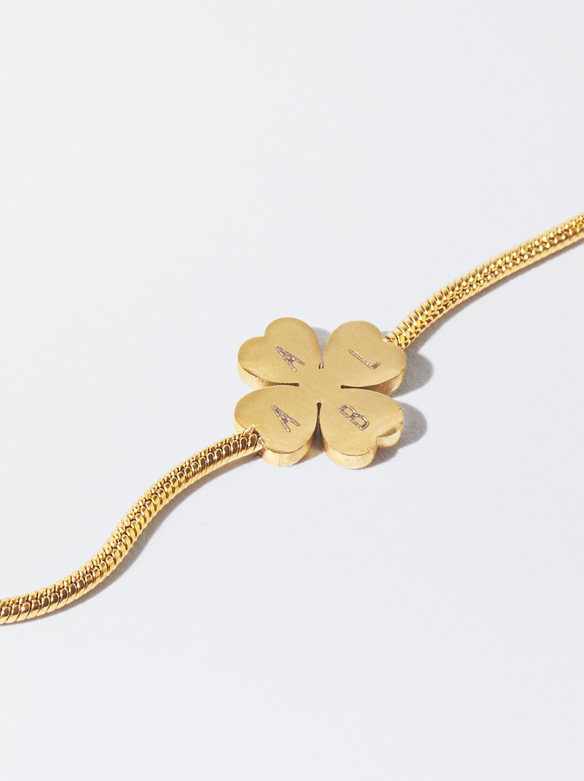 EXCLUSIVO ONLINE - Pulsera de acero inoxidable con trébol personalizable image number 1.0