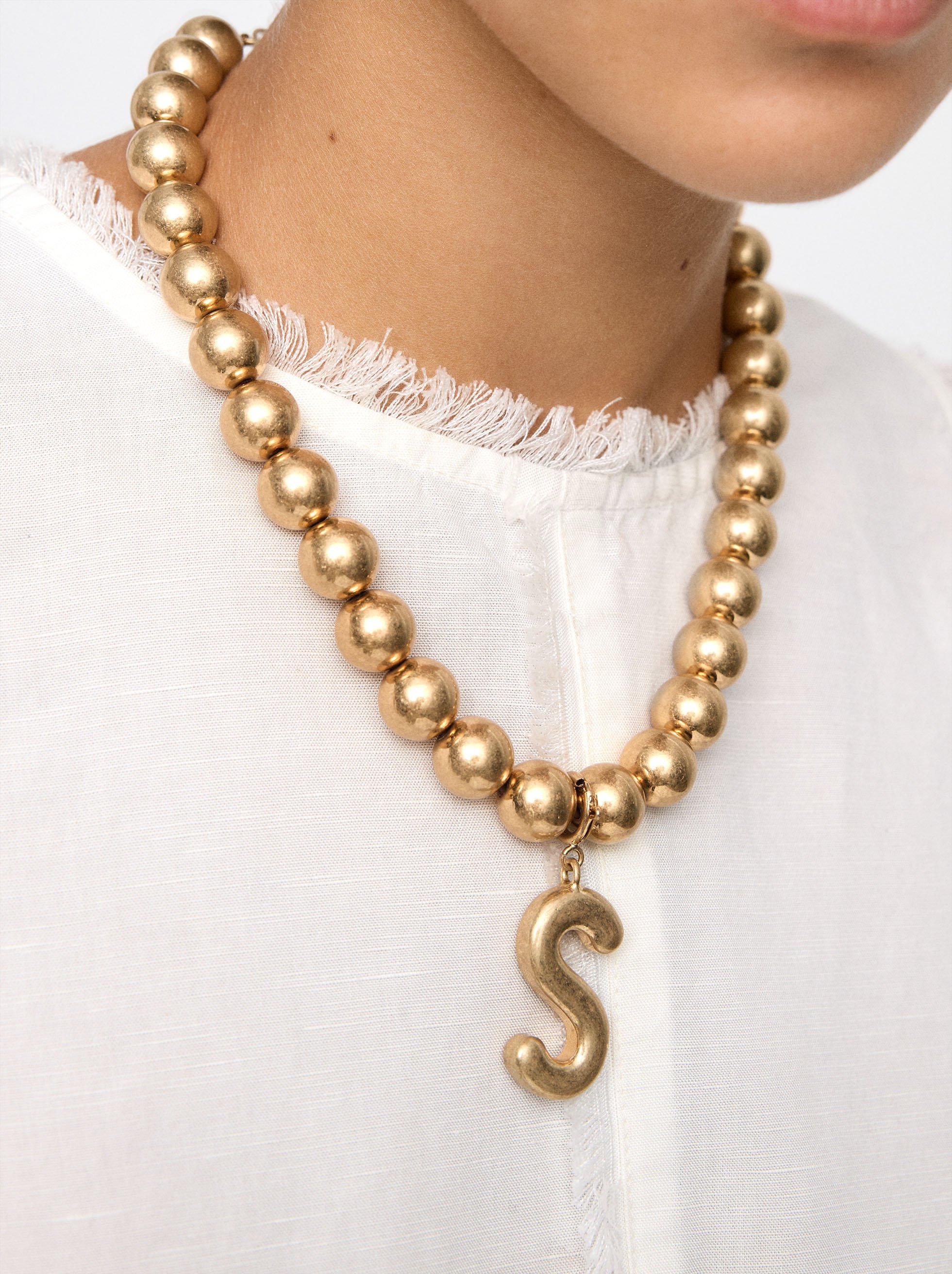 Short necklace with beads image number 1.0