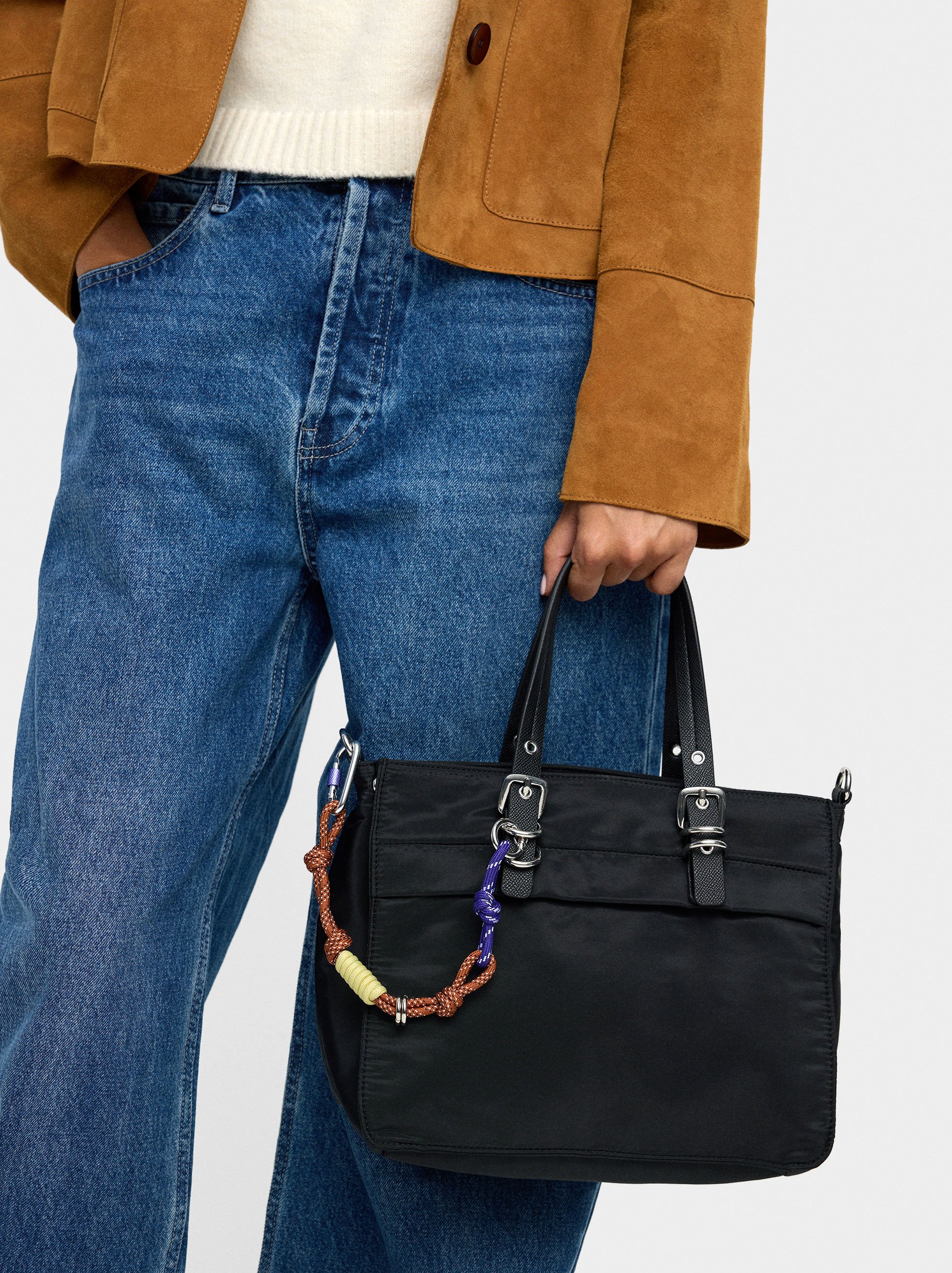 Bolso tote de nylon con colgante image number 0.0
