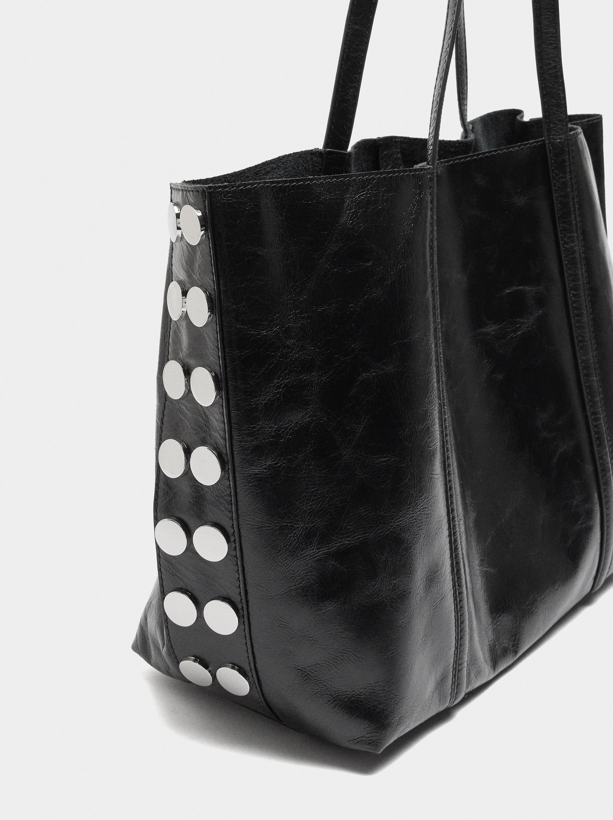 Mala shopper de pele com tachas image number 3.0