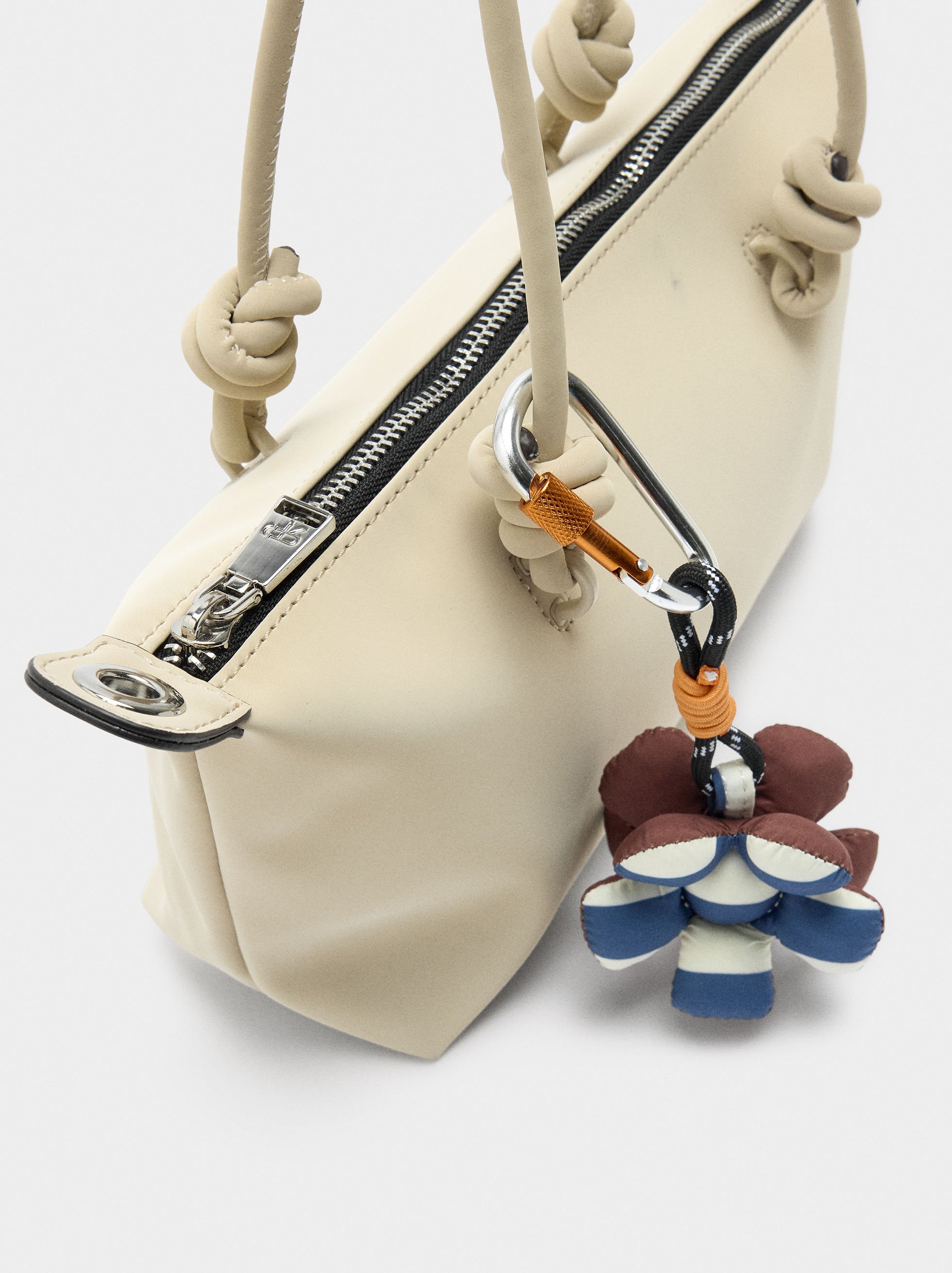 Mala tote textura suave com penduro S image number 1.0