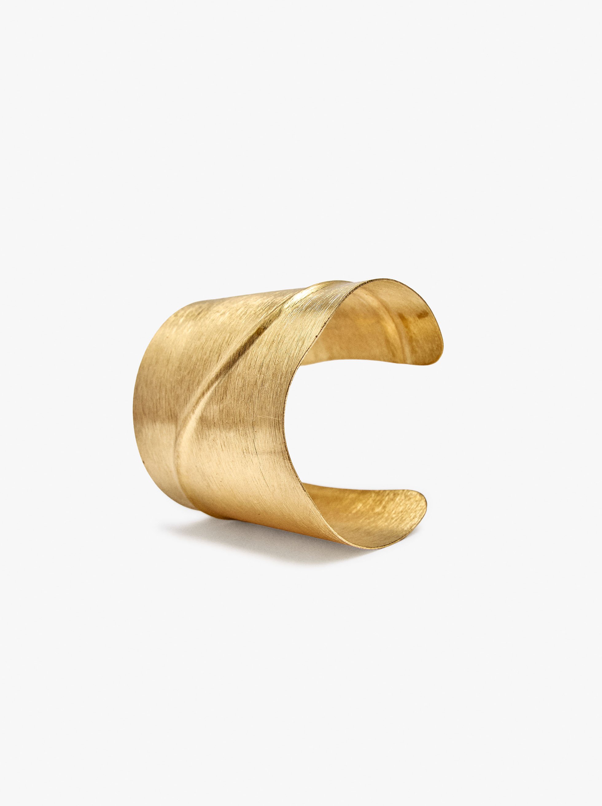 Bracelet large rigide avec relief image number 2.0