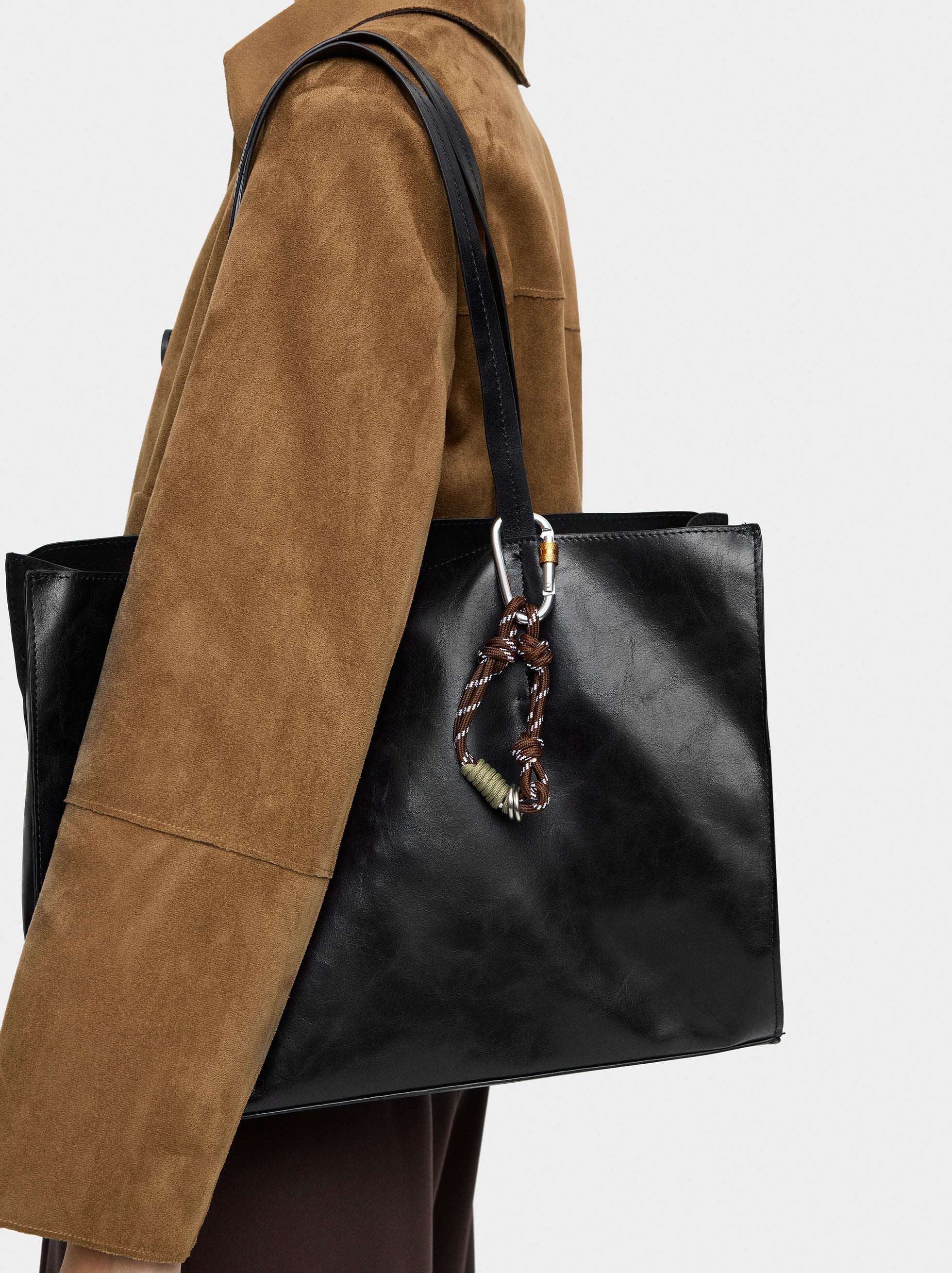 Bolso shopper con colgante image number 1.0